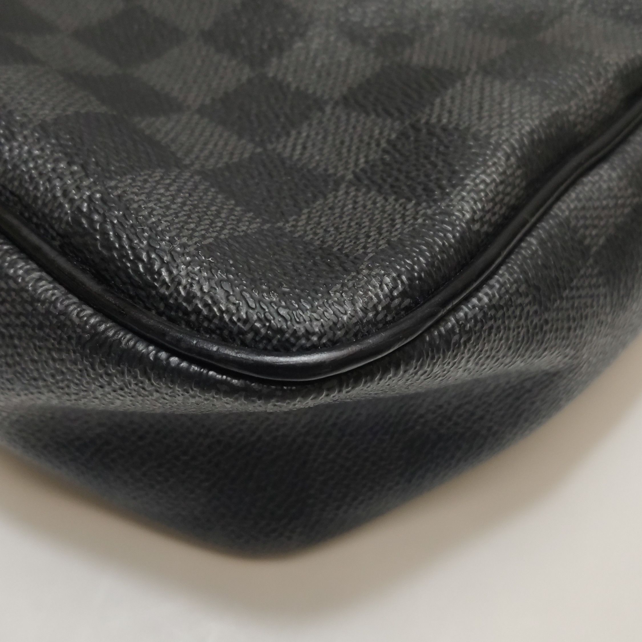 Louis Vuitton Louis Vuitton (LV) District leather checkerboard flap messe Size ONE SIZE - 8 Thumbnail
