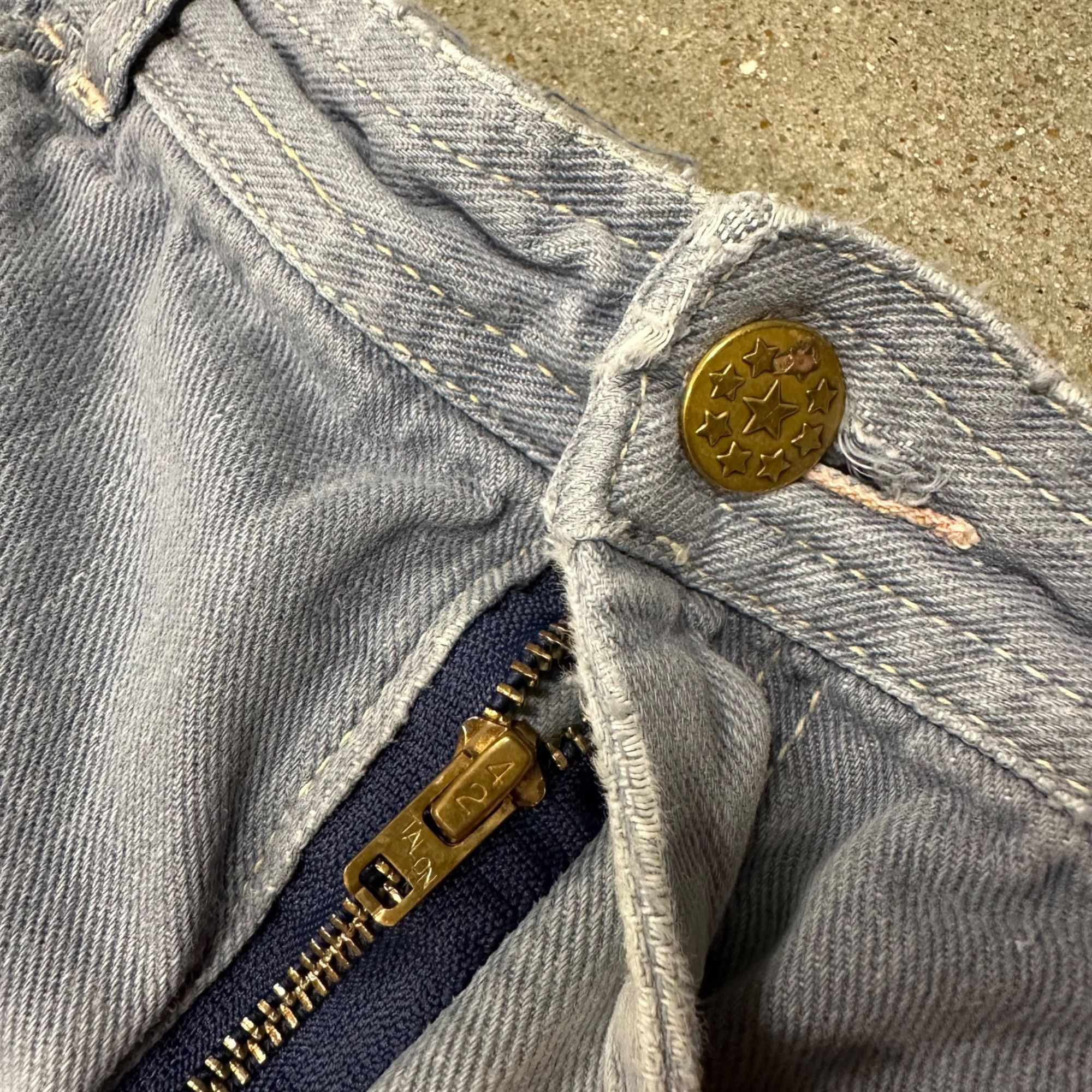 Vintage Vintage 1960s Lightwash Denim Paint Splattered Jeans Size US 35 - 2 Thumbnail