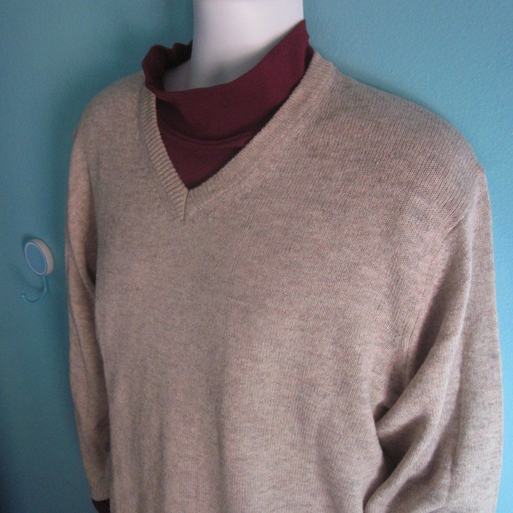 Aran Crafts Wool V-Neck Sweater Mens Size L Lambswool Size US L / EU 52-54 / 3 - 10 Thumbnail