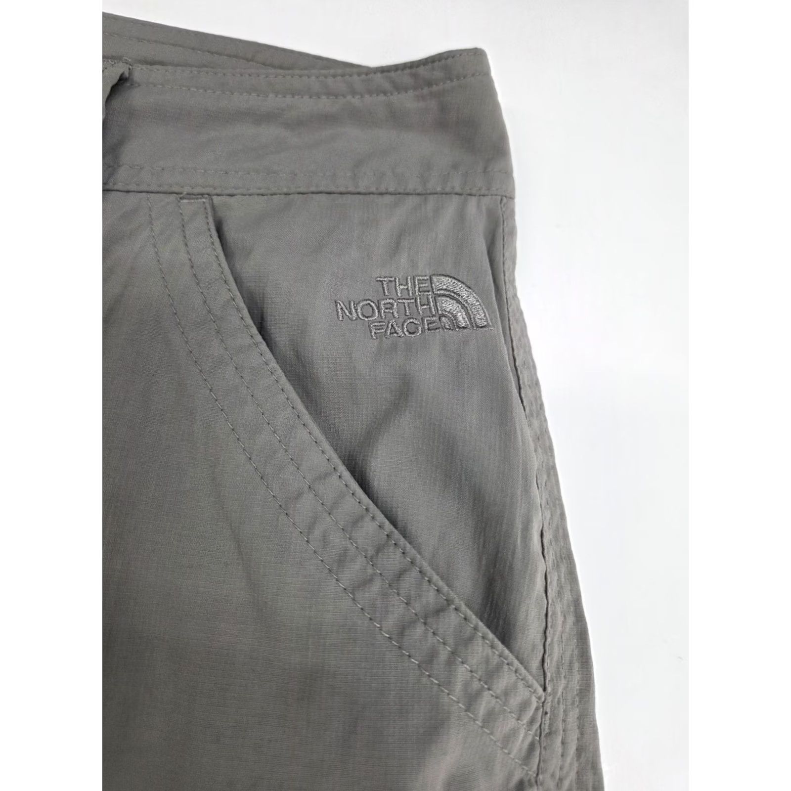 The North Face The North Face Womens Casual Cargo Shorts Gray Chino 10 Regular Drawstring Pockets Logo Embroidered Zipper Sling Pocket Size 32" / US 10 / IT 46 - 6 Thumbnail