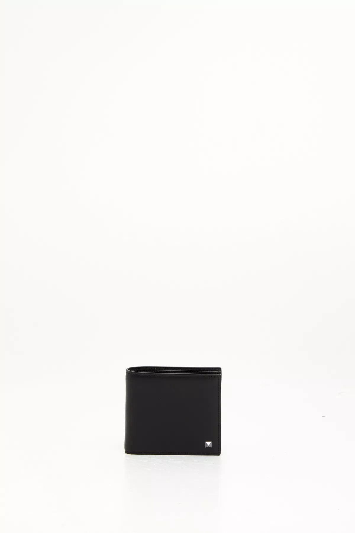 oc11z0625 Size: OS/Rockstud Polka Dot Wallet in Black