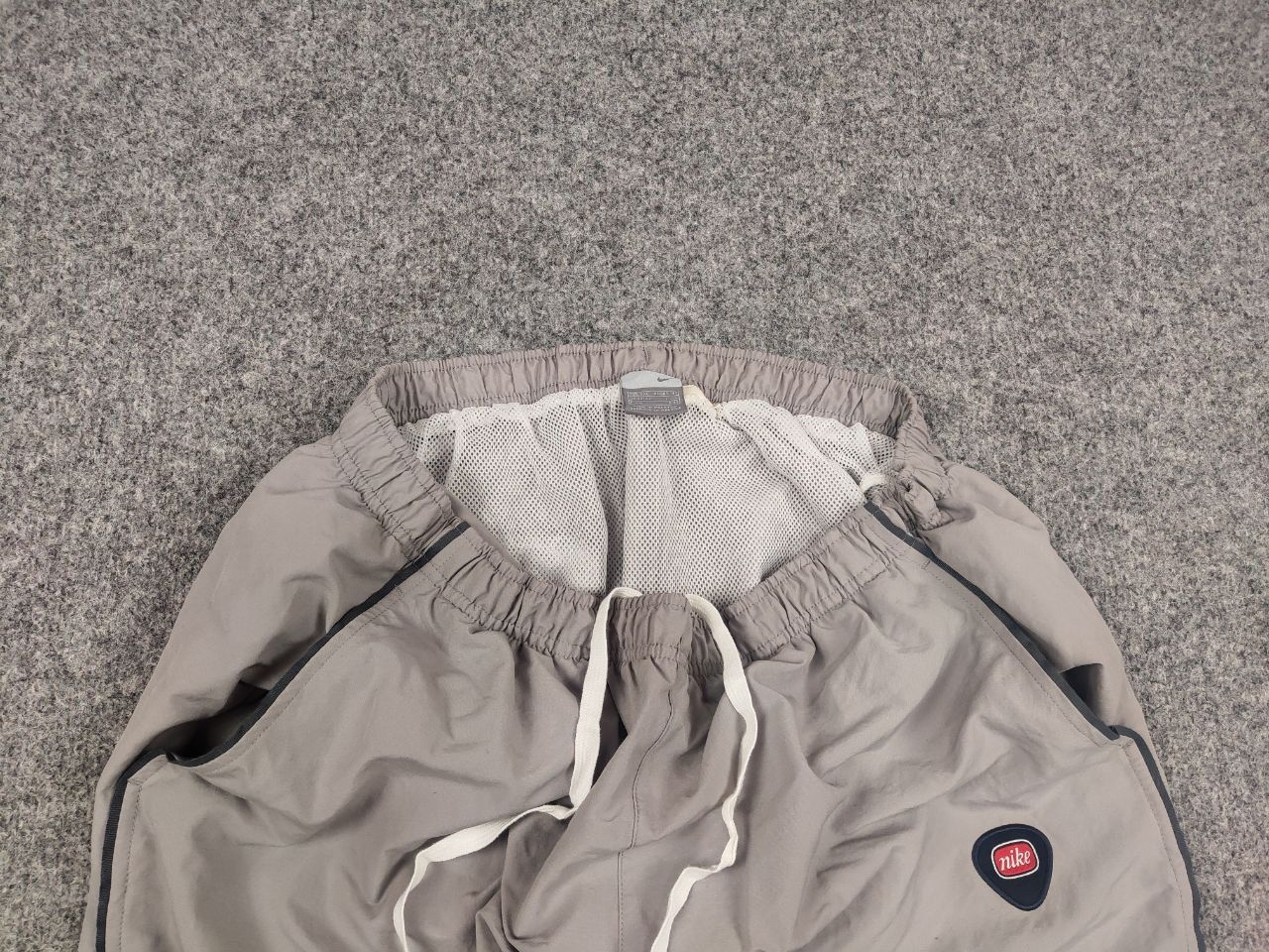 Nike Vintage Nike Casual Swoosh Gray Logo Shorts Y2K Style Size US 34 / EU 50 - 5 Thumbnail