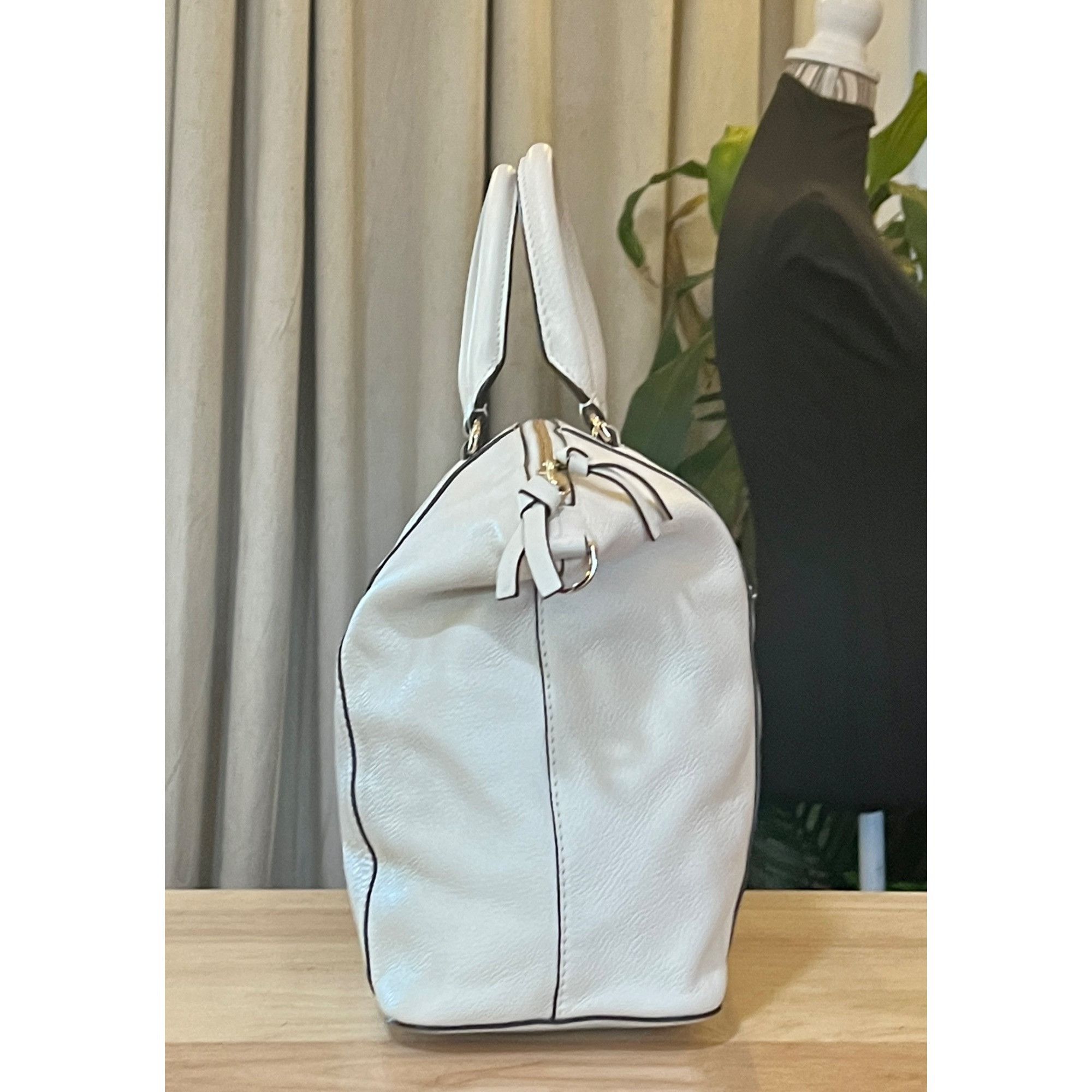Tory Burch ✺✺ AUTHENTIC TORY BURCH WHITE BOMBE HANDBAG! ✺ Size ONE SIZE - 4 Thumbnail