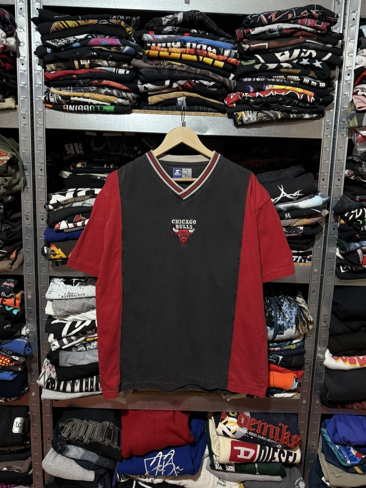 Vintage Vintage 90’s Starter NBA Chicago Bulls Basketball T-Shirt Size US XL / EU 56 / 4 - 1 Thumbnail