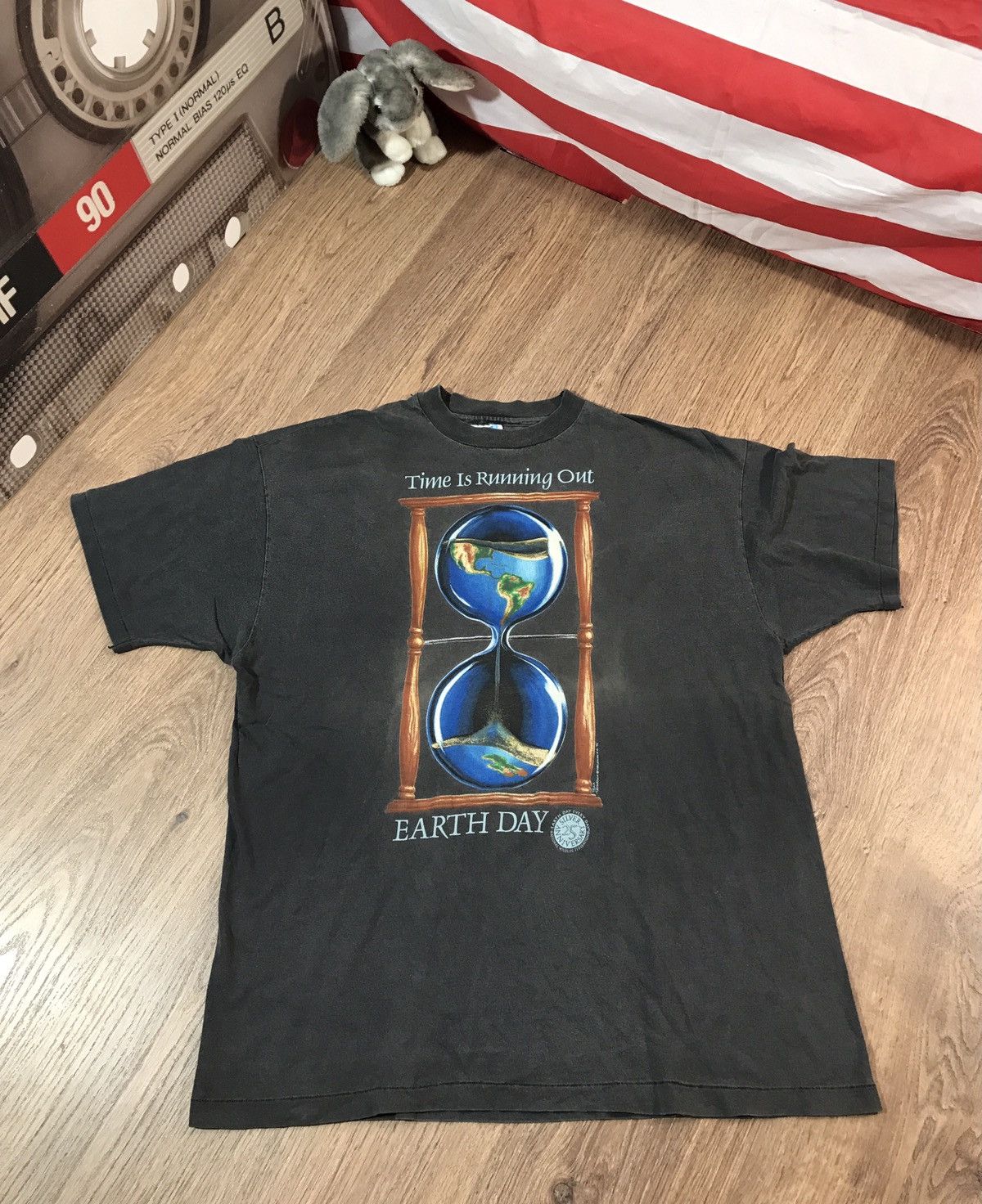 Vintage Vintage 1994 Time is Running Out Millennium Graphic T-shirt Size US XL / EU 56 / 4 - 1 Thumbnail