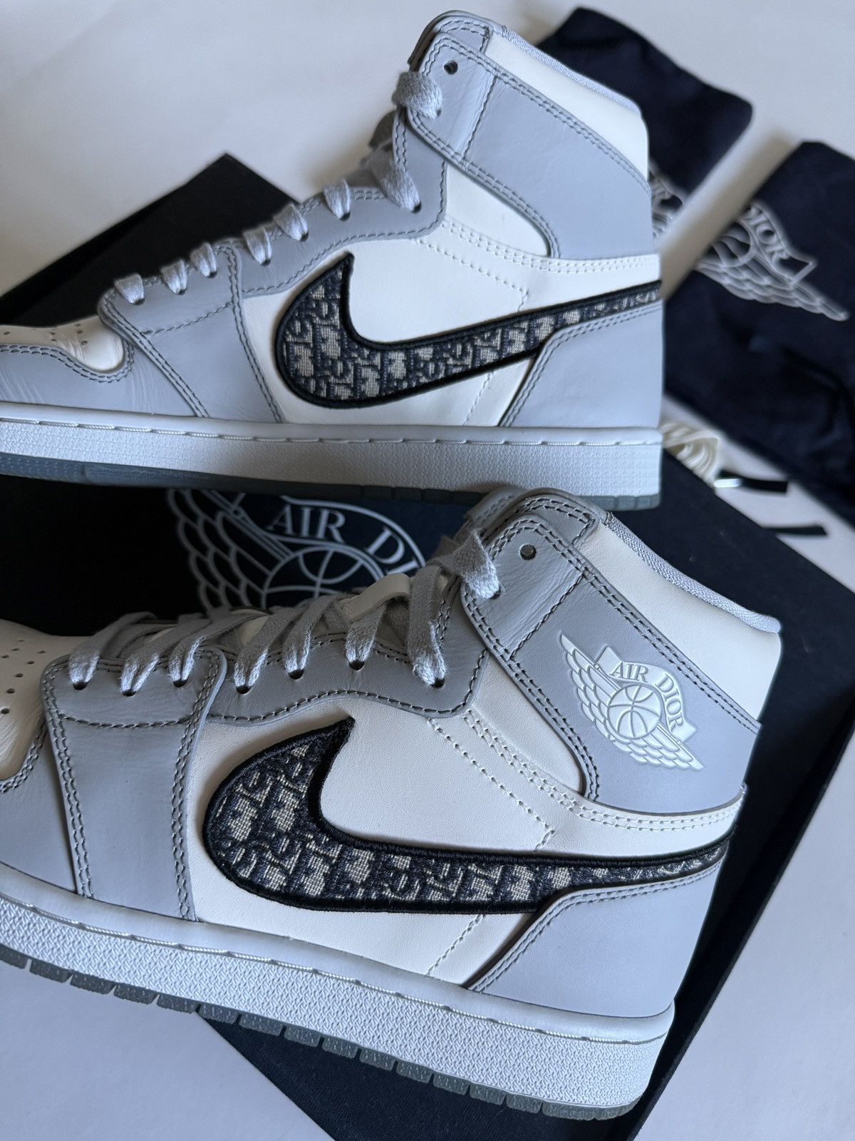 Dior × Jordan Brand Dior x Air Jordan 1 High Size US 9 / EU 42 - 4 Thumbnail