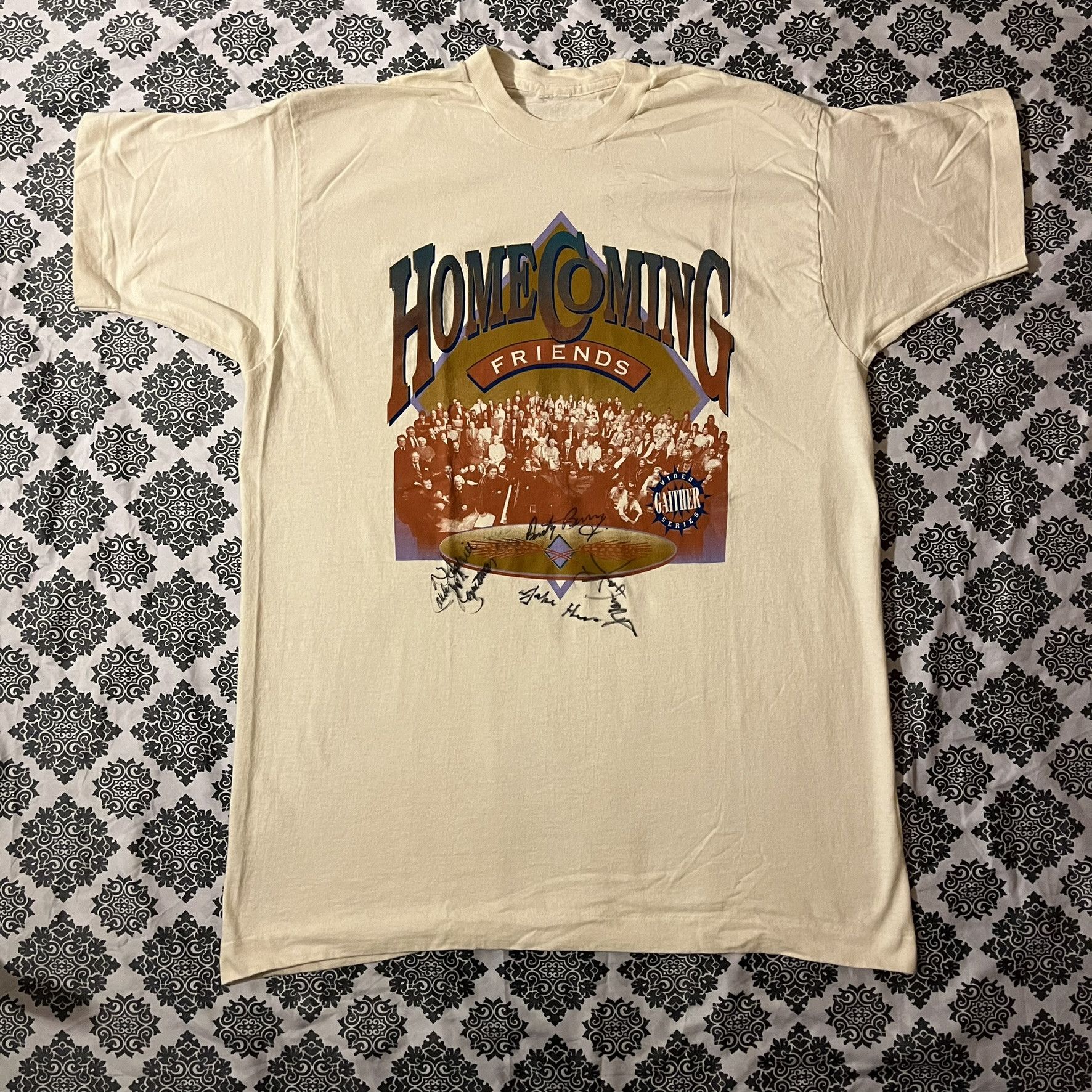 Vintage Vintage HomeComing Friends Autographed Single Stitched Tee Size US XXL / EU 58 / 5 - 1 Thumbnail