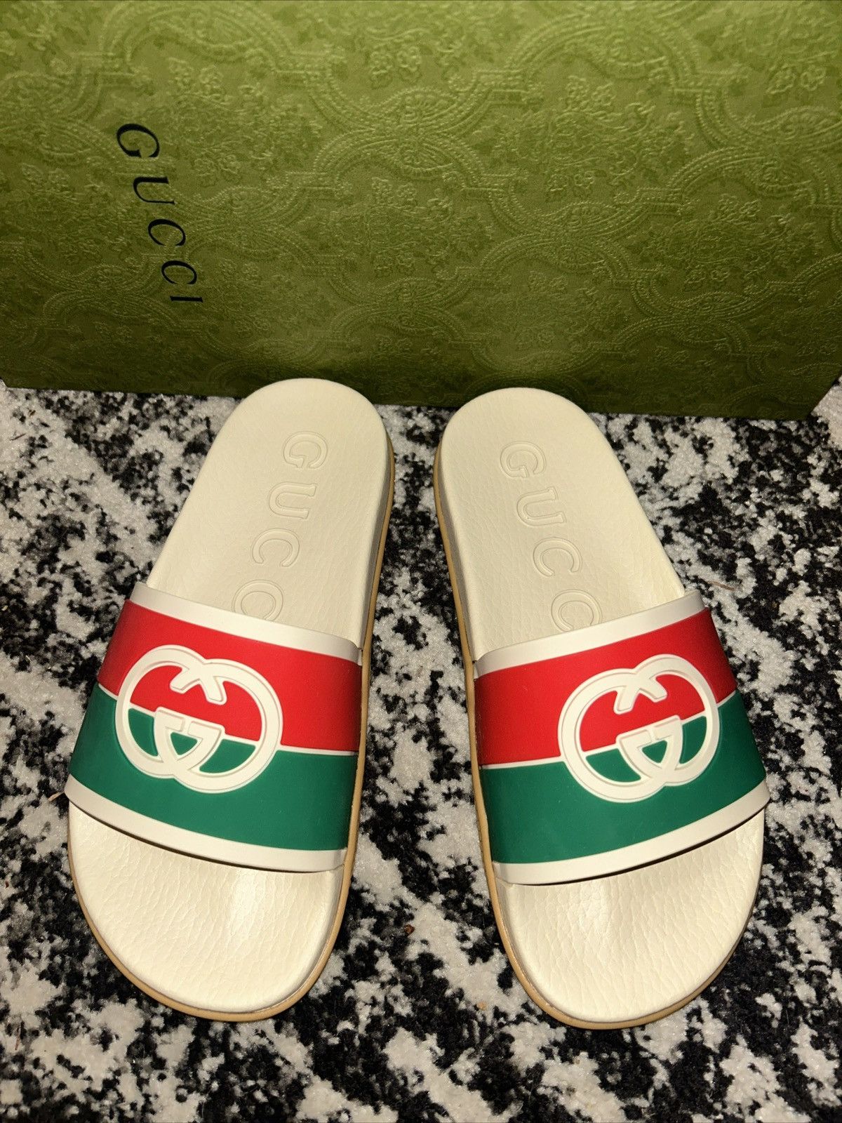 Gucci Gucci GG Interlocking Logo Rubber Sandals Slides Size US 7 / IT 37 - 2 Thumbnail