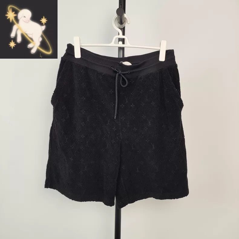 Louis Vuitton Louis Vuitton size l Black full logo towel shorts Size US 28 / EU 44 - 1 Thumbnail