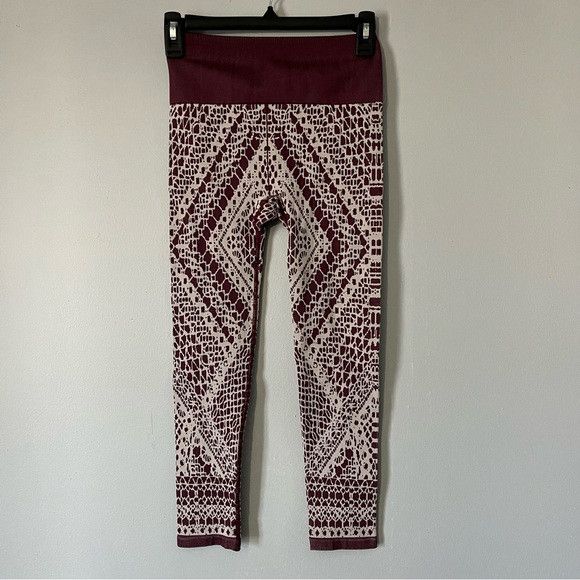Fabletics Fabletics high waisted seamless lace Capri Size xs NWT Size 25" / US 0 / IT 36 - 1 Thumbnail