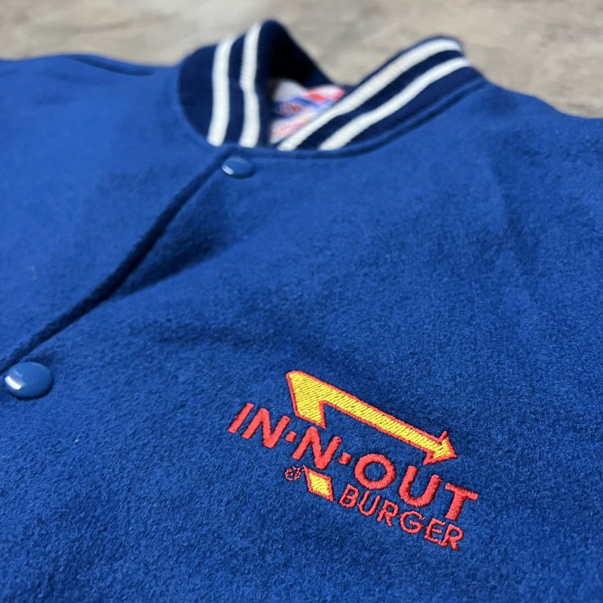 Vintage Vintage 90’s In N Out Burger 🇺🇸 Embroidered Varsity Jacket Size US XXL / EU 58 / 5 - 9 Thumbnail