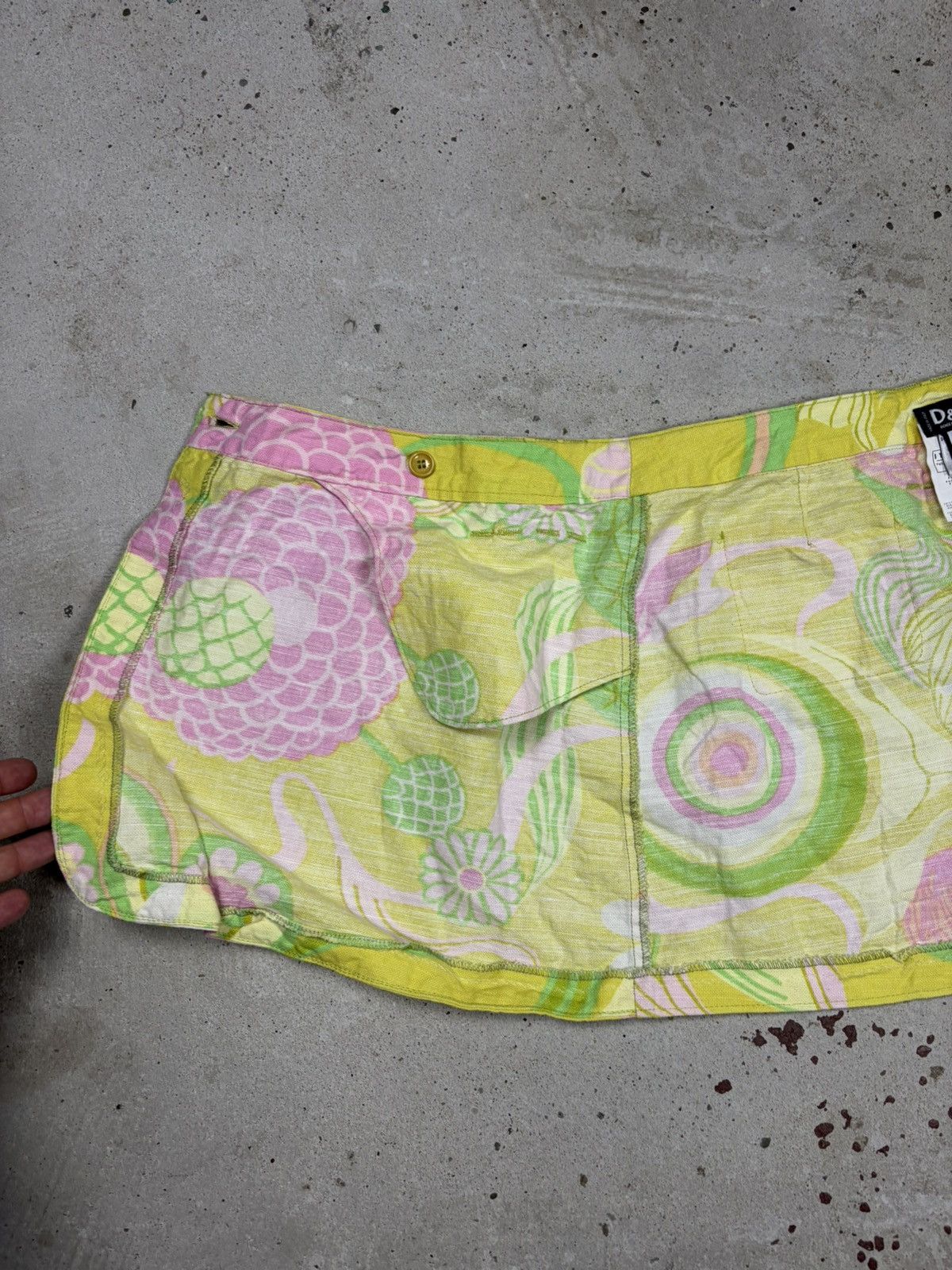 Dolce & Gabbana Vintage 2000s Dolce & Gabbana Linen Floral Print Mini Skirt Size 26" / US 2 / IT 38 - 8 Thumbnail