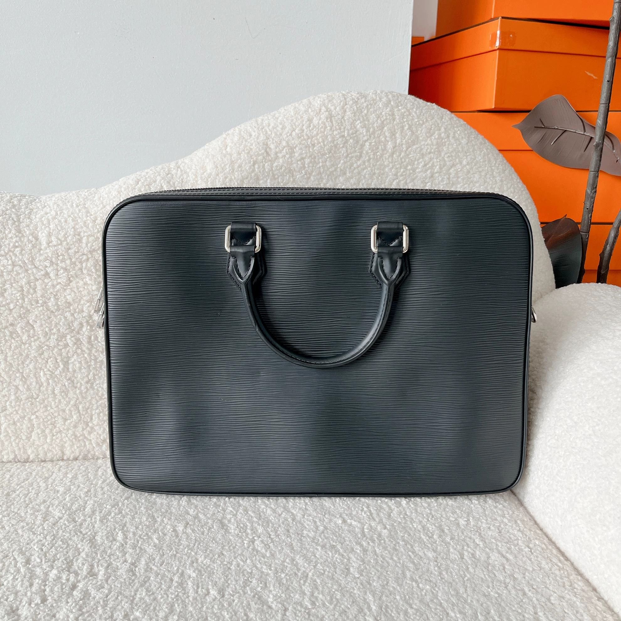Louis Vuitton Louis Vuitton men's black Epi handbag 37.5x27x4.5 7606 Size ONE SIZE - 2 Thumbnail