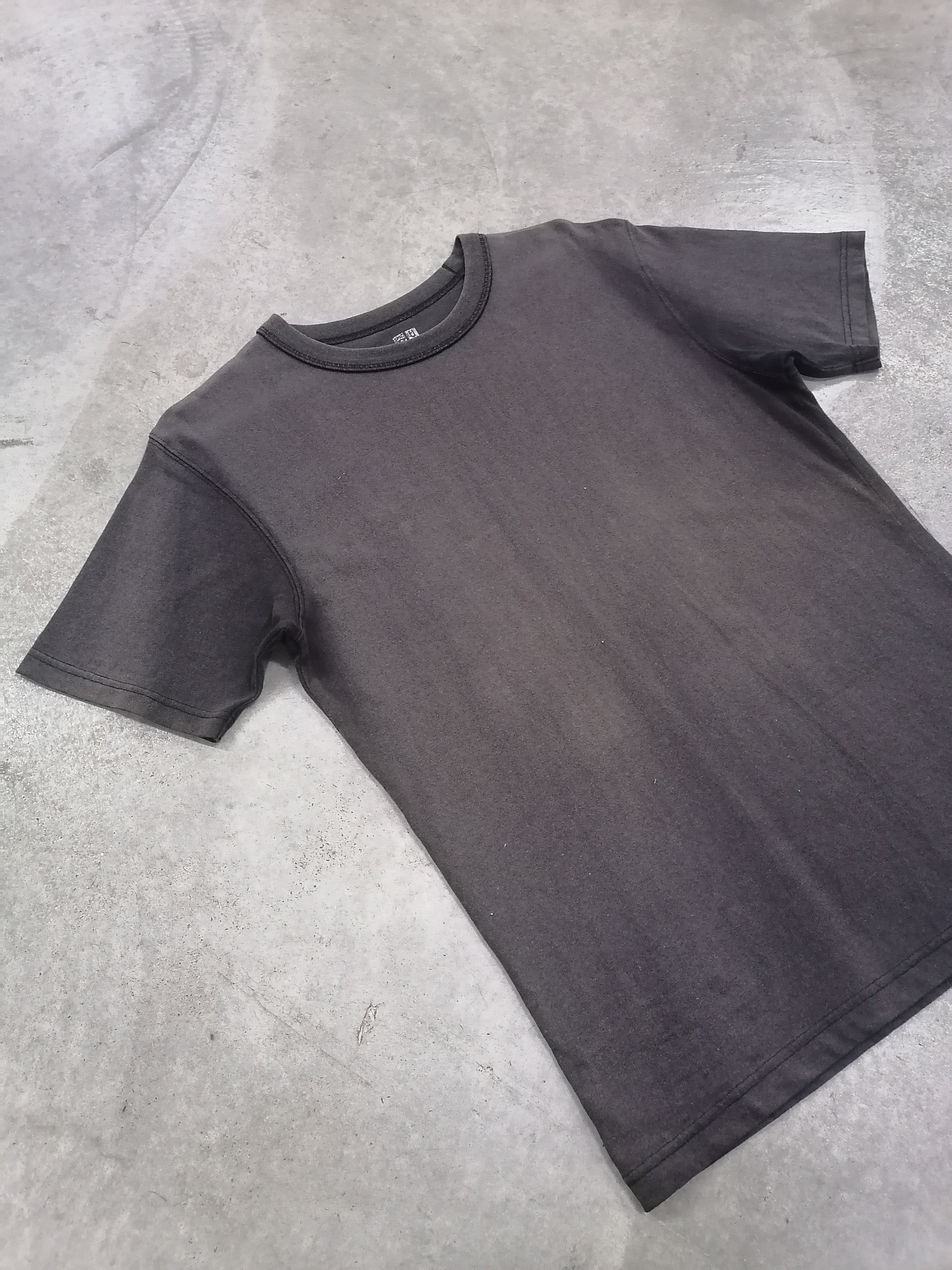 Japanese Brand Trashed Faded Uniqlo Black Tee Size US M / EU 48-50 / 2 - 3 Thumbnail