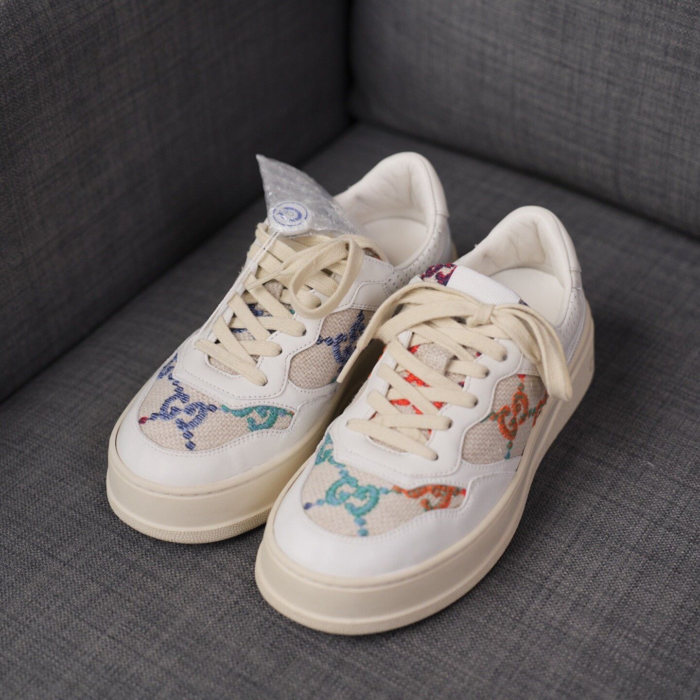Gucci Gucci Embroidered White Lowtop Sneakers us_7 Women Size US 7 / IT 37 - 1 Thumbnail