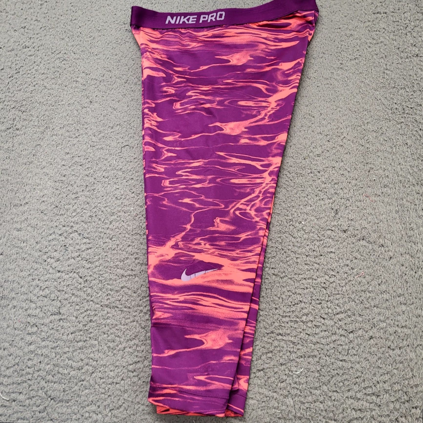 Nike Nike Pro Leggings Women L Cropped Capri Dri-Fit Elastic Waist Yoga Purple Nike Pro Leggings Women L Cropped Capri Purple Elastic Waist Yoga Size 36" / US 14 / IT 50 - 5 Thumbnail