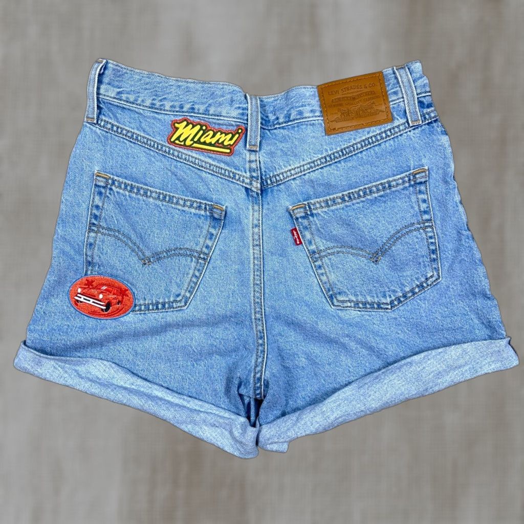 Levi's Levis Mom Shorts Women 27 Cut Off Mid Length Rolled Cuff Patches 80s Retro Womens Size 27" / US 4 / IT 40 - 1 Thumbnail
