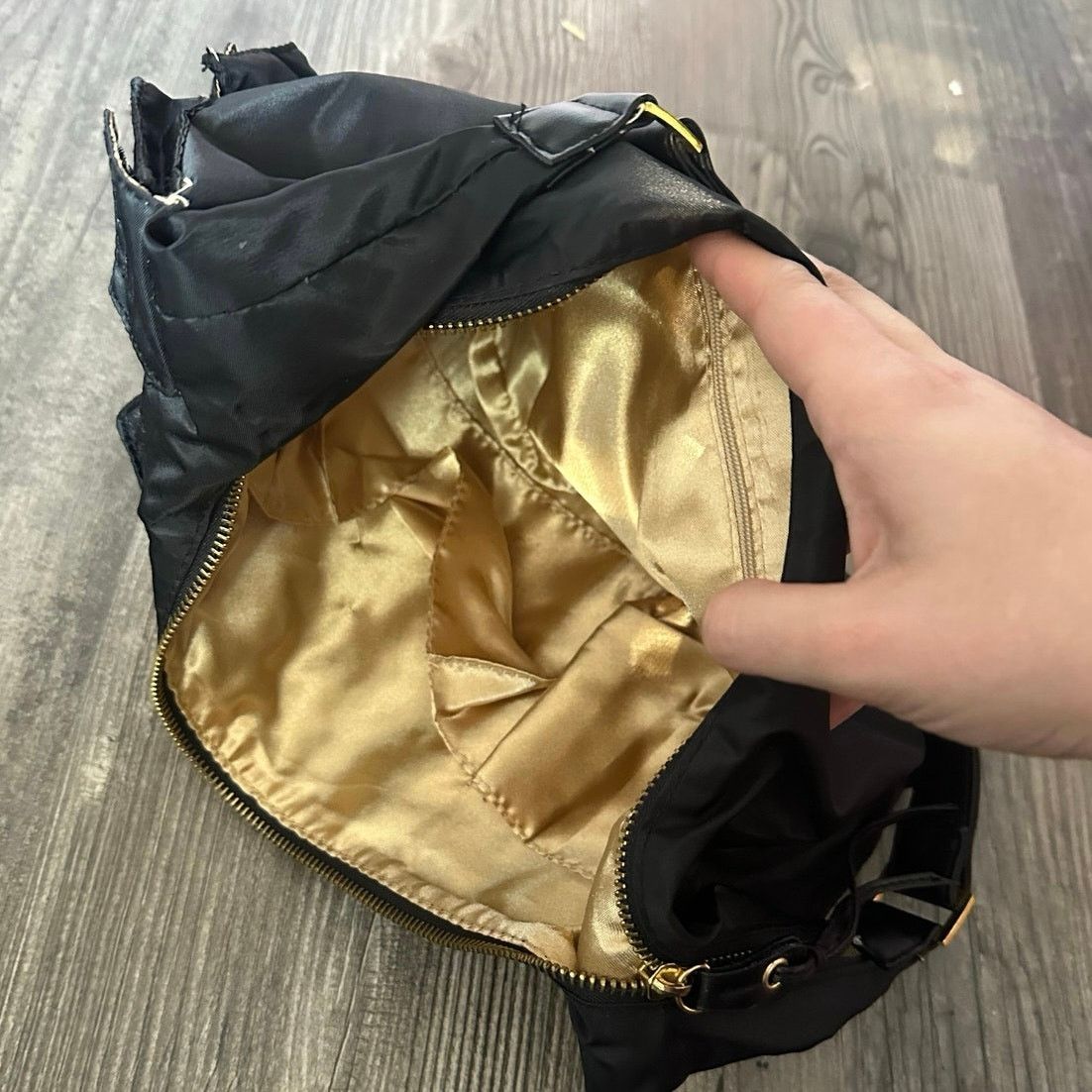 Other no brand black satin look cargo hand bag gold hardware Size ONE SIZE - 3 Thumbnail