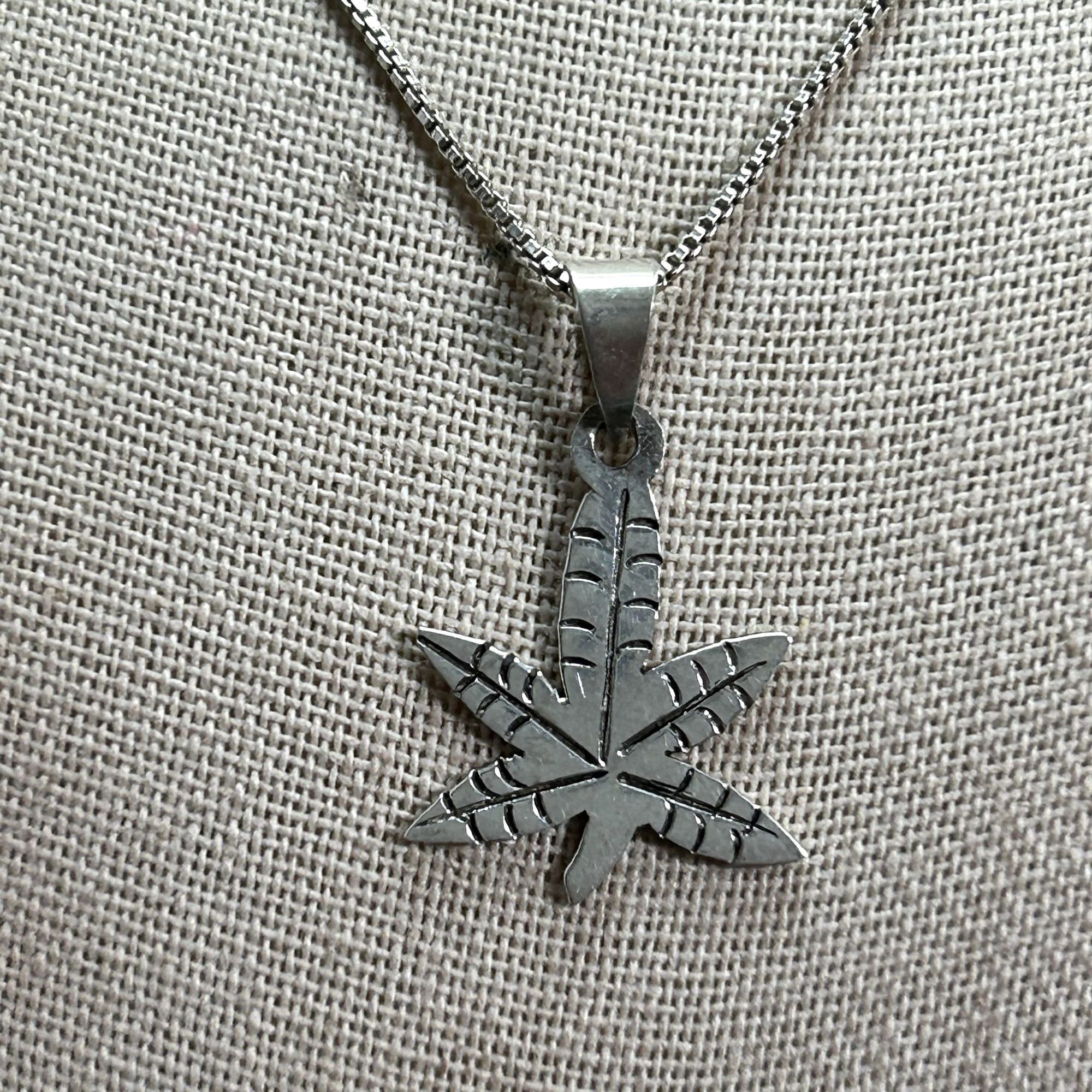 Vintage Vintage Sterling silver 925 Hemp Leaf Pendant 18" Box Chain Size ONE SIZE - 13 Thumbnail