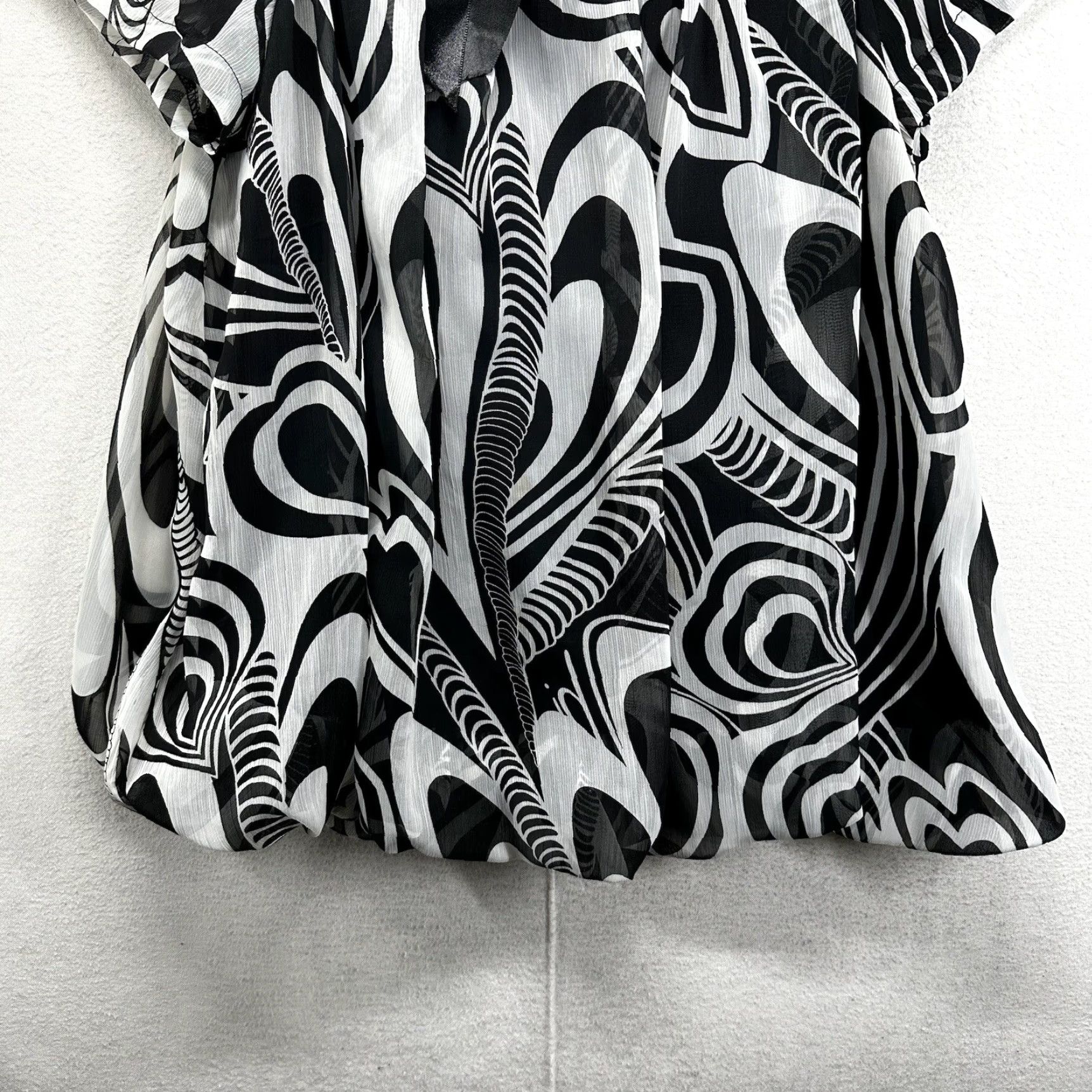 Vintage **Retro 70s Women's Medium Geometric Black & White Bow Top** User: **Retro 70s Women's Medium Geometric Black & White Bow Blouse** Size M / US 6-8 / IT 42-44 - 4 Thumbnail
