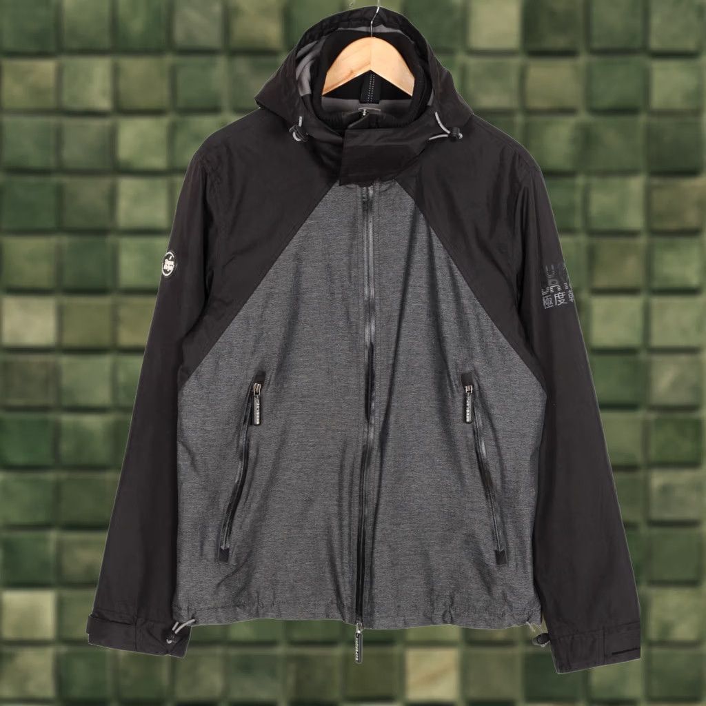 Superdry SUPERDRY Cliff Hiker International Hooded Jacket Men L MJ6514 Jacket Mens Grey Regular Zip Hooded All Seasons Hiking Windbreaker Modern 90s Theme Size US L / EU 52-54 / 3 - 1 Thumbnail