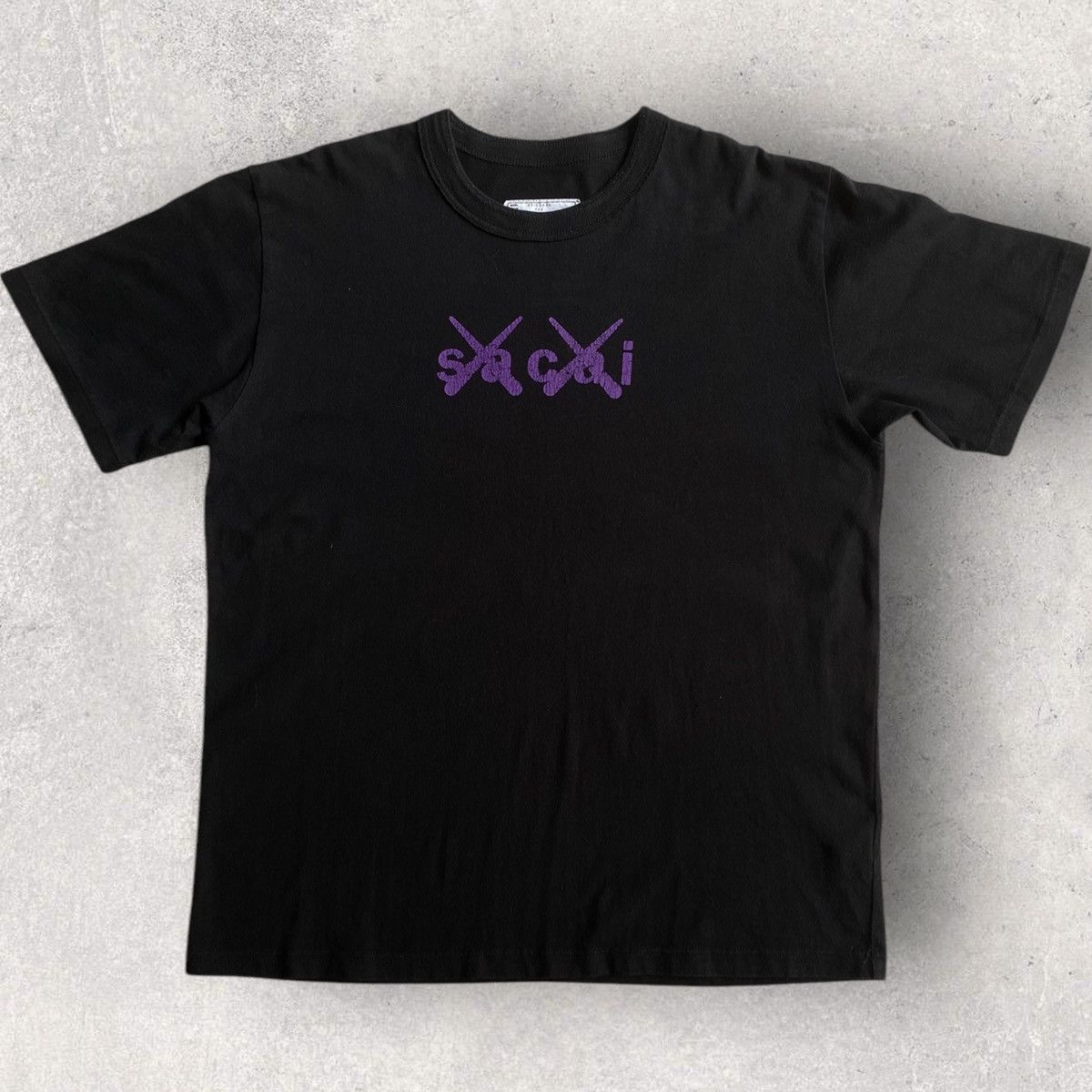 Kaws × Sacai FW21 Sacai X Kaws Flocked Logo Print T Shirt Size US XL / EU 56 / 4 - 1 Thumbnail