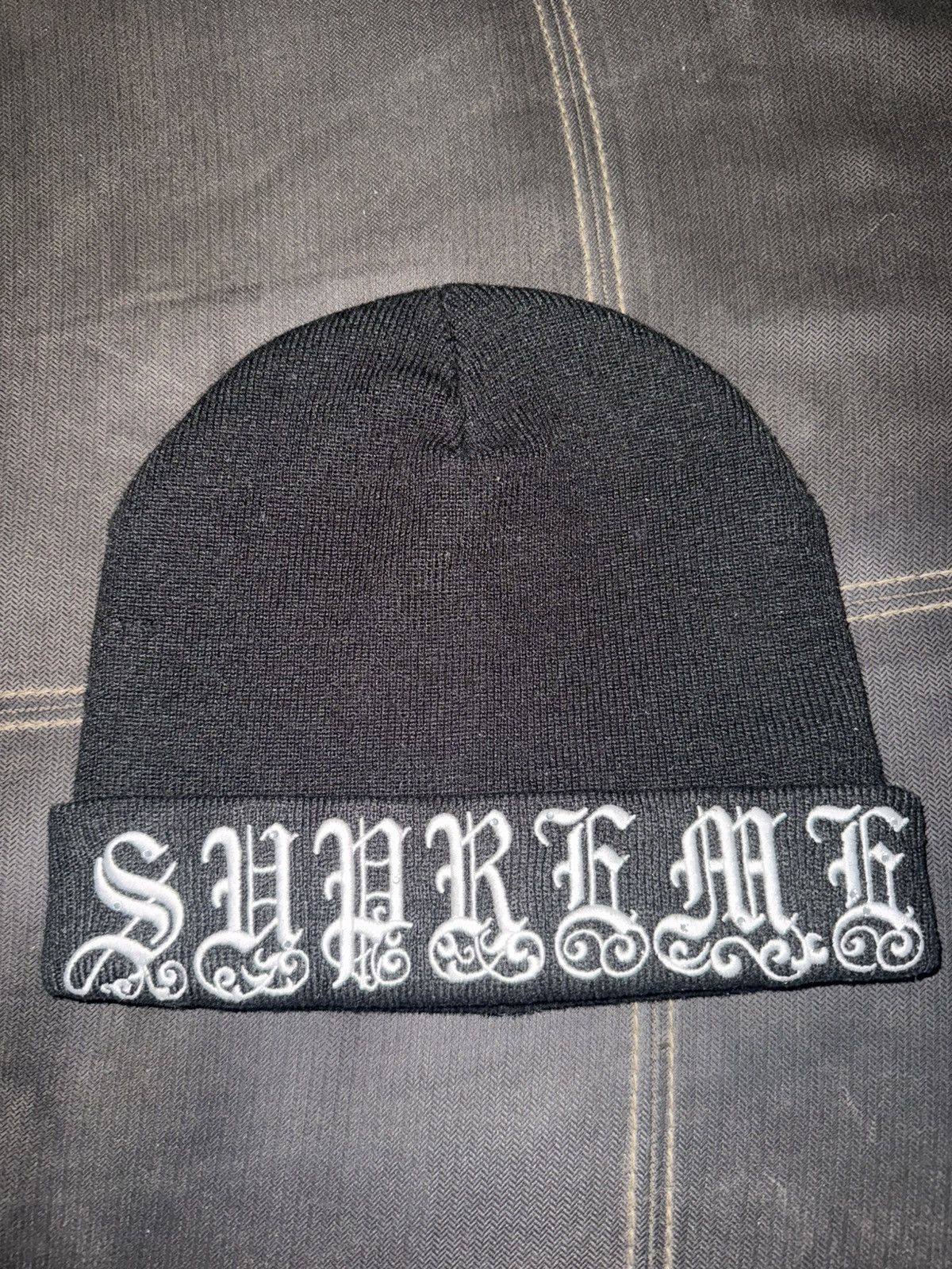 Supreme Old English Printed Beanie 黒 Supreme New Era Old English Beanie Black - FW25 - US