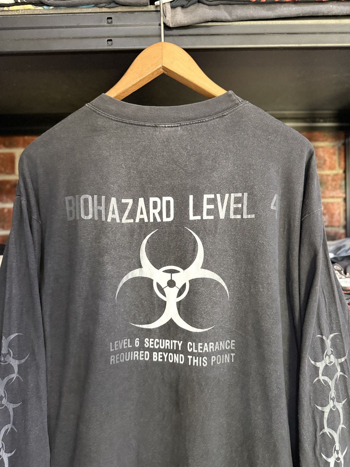 Army Of Me Thrashed Vintage 90s Biohazard Level 4 Army Navy Surplus Tee Size US XL / EU 56 / 4 - 3 Thumbnail