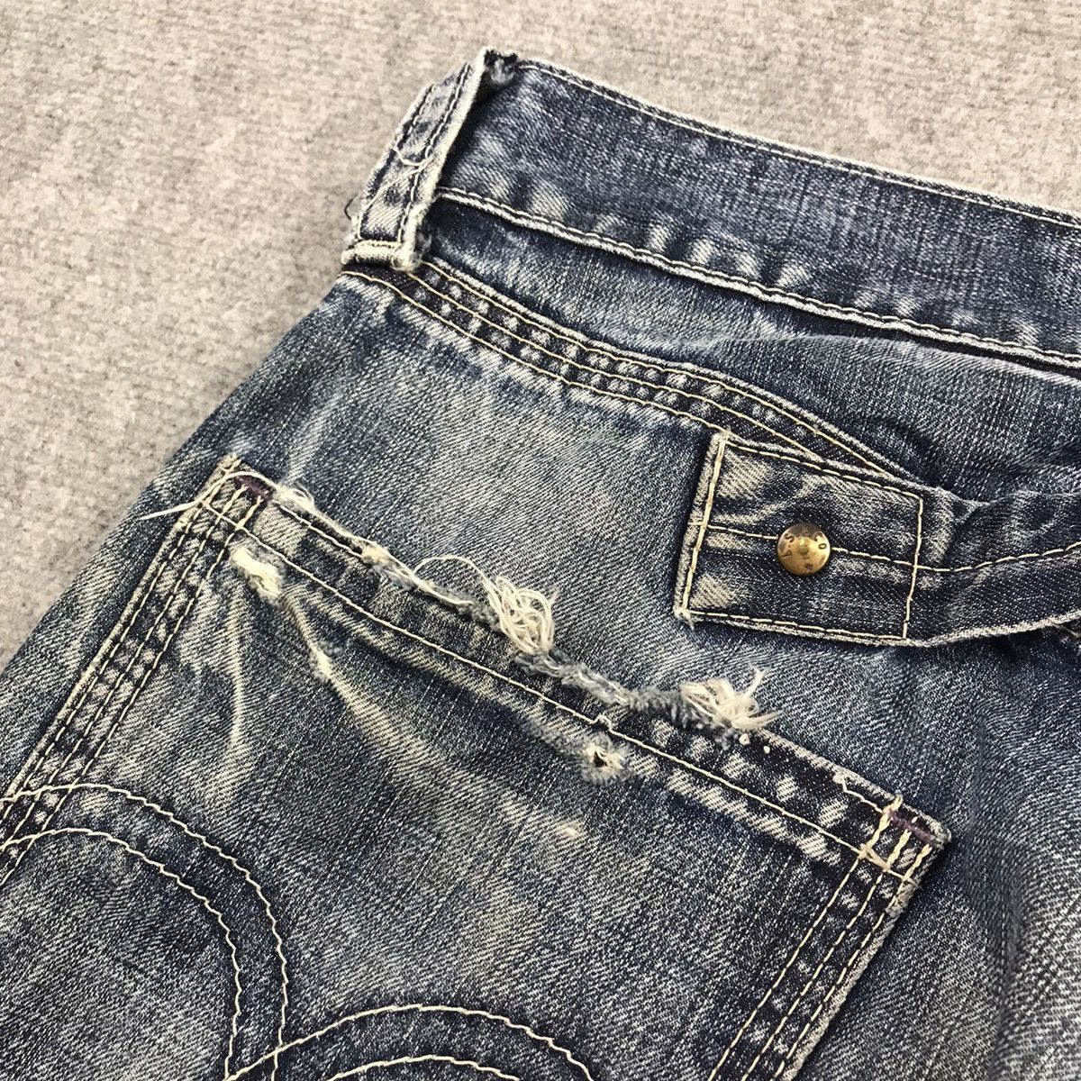 Levi's Vintage Clothing RIPPED DISTRESSED LEVIS BLUE DENIM BAGGY PANTS 142 Size US 34 / EU 50 - 15 Thumbnail