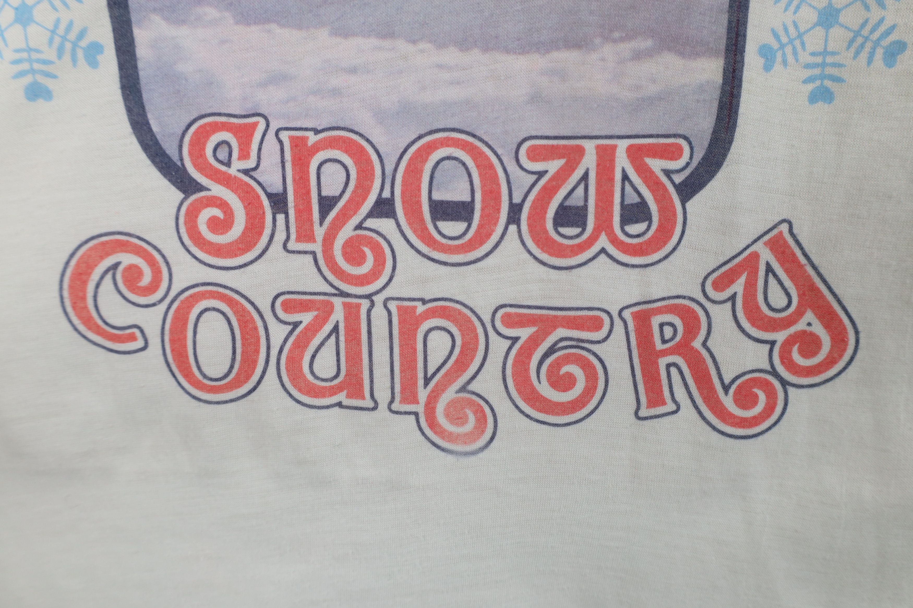 Vintage Vintage 70s Snow Country Snowflake Skiing T-Shirt White USA Size L / US 10 / IT 46 - 6 Thumbnail