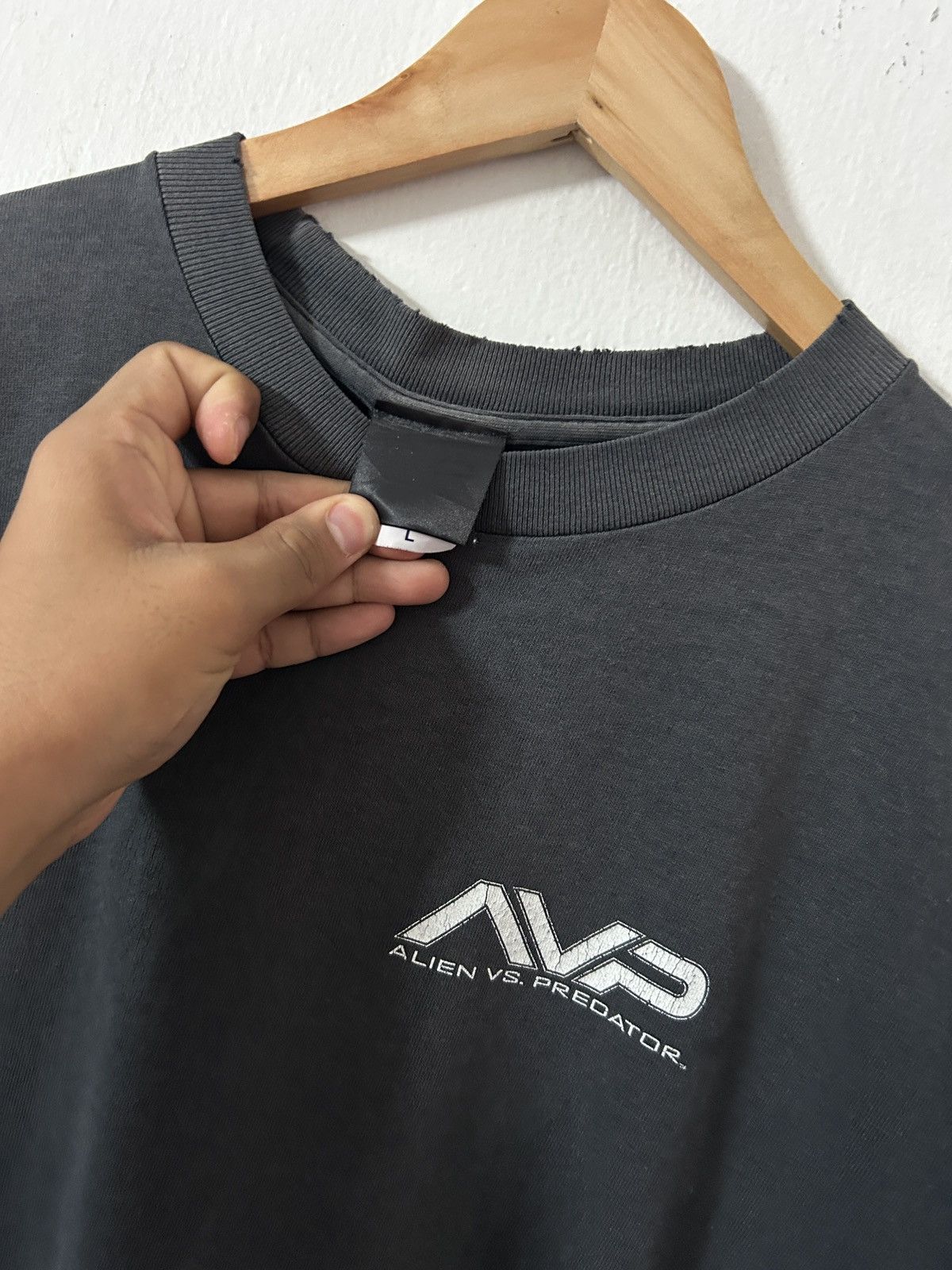 Vintage Vintage Movie Alien vs Predator black on black design faded Size US M / EU 48-50 / 2 - 3 Thumbnail