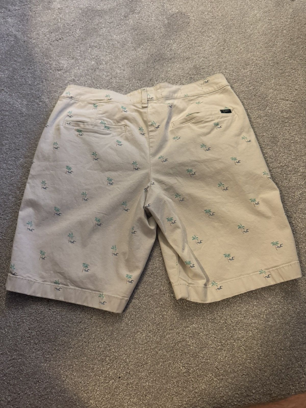 Hollister Palm Tree Khaki Shorts Size US 32 / EU 48 - 2 Thumbnail