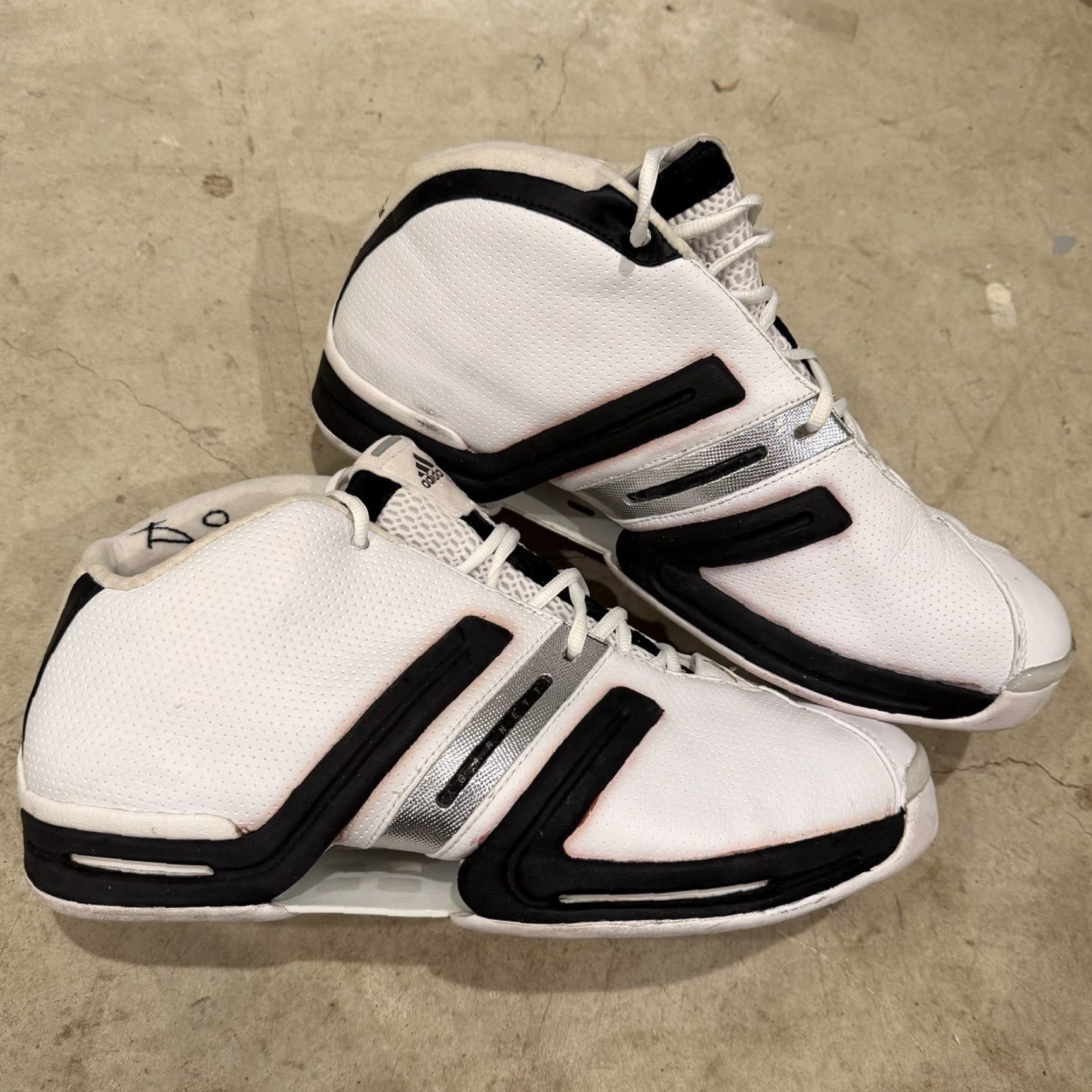 Adidas VINTAGE Adidas KG 1 Kevin Garnett WHITE/Black MVP Size 13 Rare 2004 Adidas Pro Model Sneaker Mens Basketball Nubuck Signature Embroidered 2004 Size US 13 / EU 46 - 2 Thumbnail