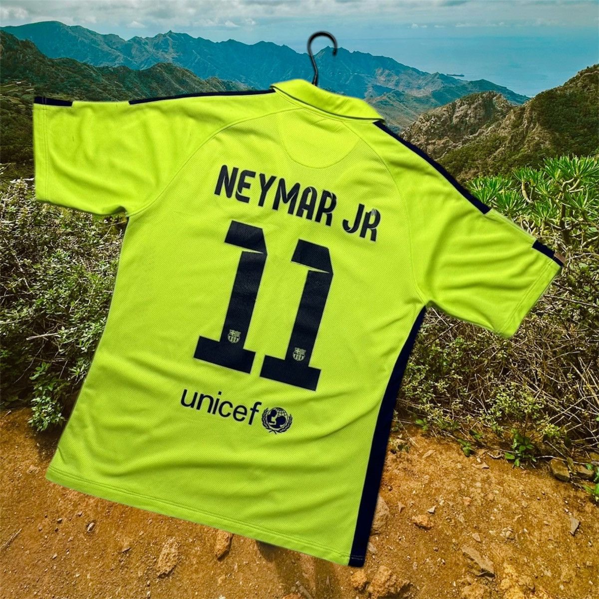 Nike × Vintage Vintage Nike Soccer jersey Barcelona 11 Neymar size L Size US L / EU 52-54 / 3 - 1 Thumbnail