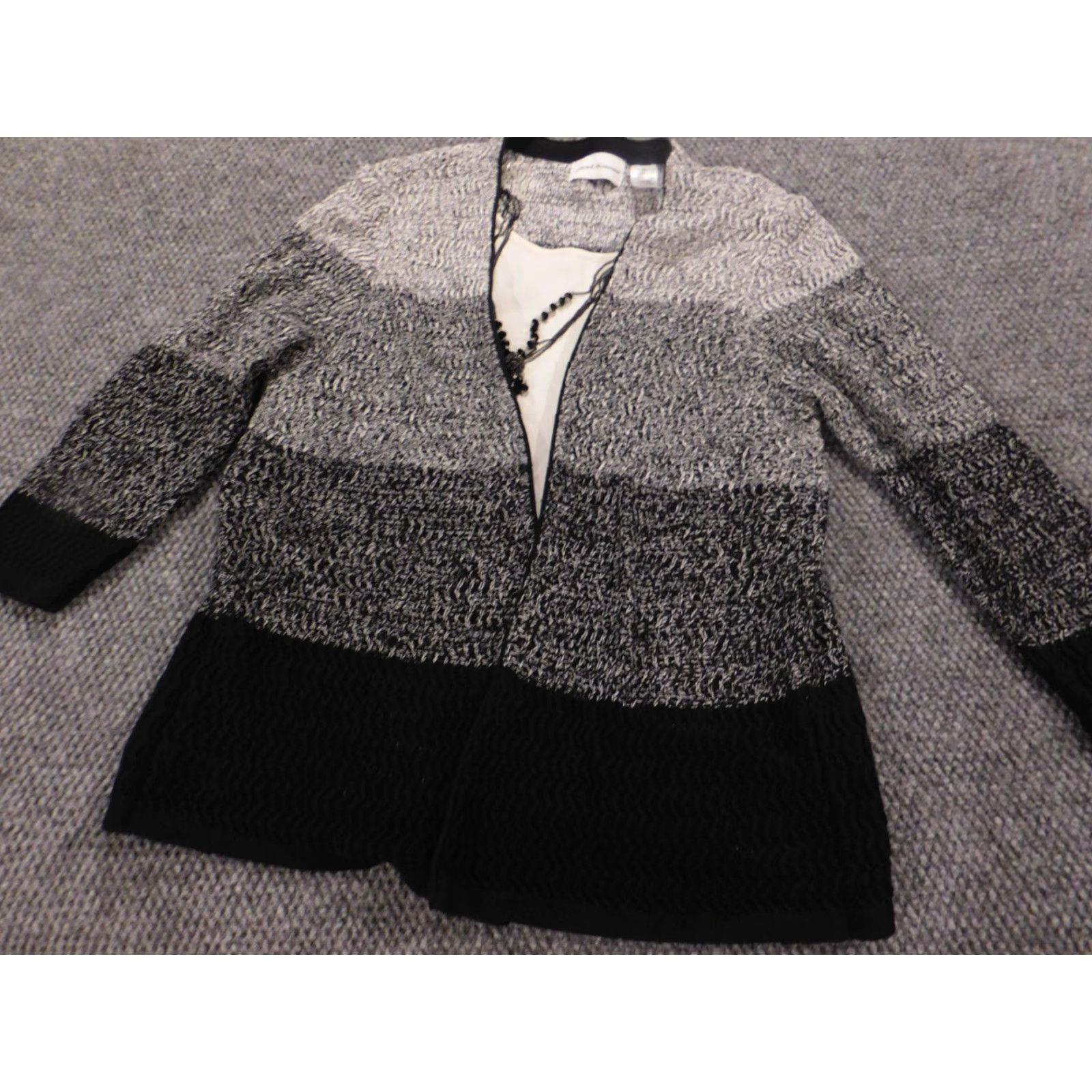Vintage Alfred Dunner Womens Sweater Medium Gray Pullover Crew Neck Long Sleeve Stretch Brushed Knit Button Accent Casual Modern American Pattern Solid ķ Size M / US 6-8 / IT 42-44 - 2 Thumbnail