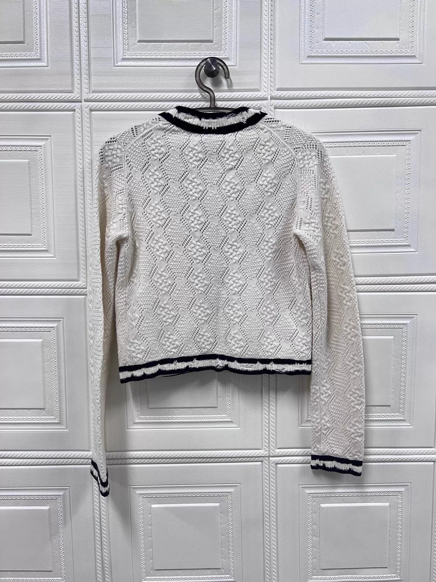 Chanel Chanel Cashmere V-Neck Short Cardigan White Black Trim 34 Size XS / US 0-2 / IT 36-38 - 2 Thumbnail