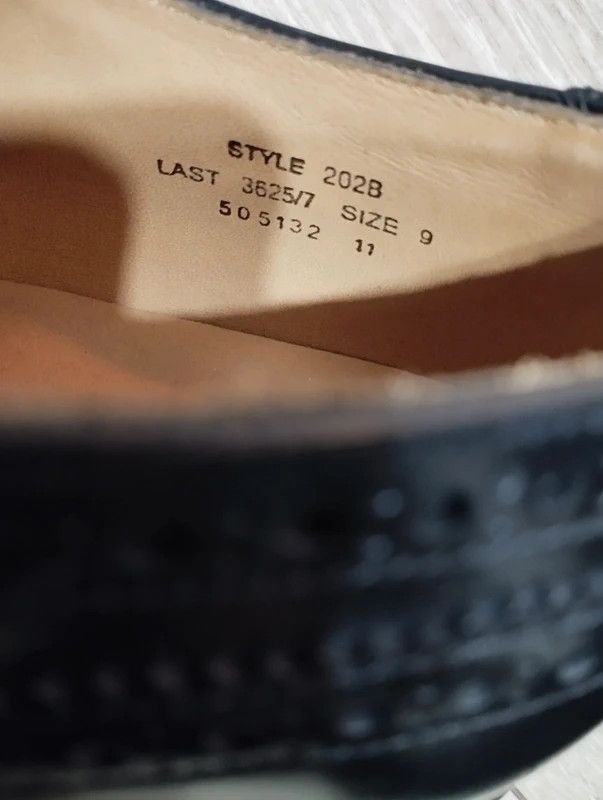 Loake Loake 202B Brogue Goodyear size 9 (43) Size US 10 / EU 43 - 8 Thumbnail