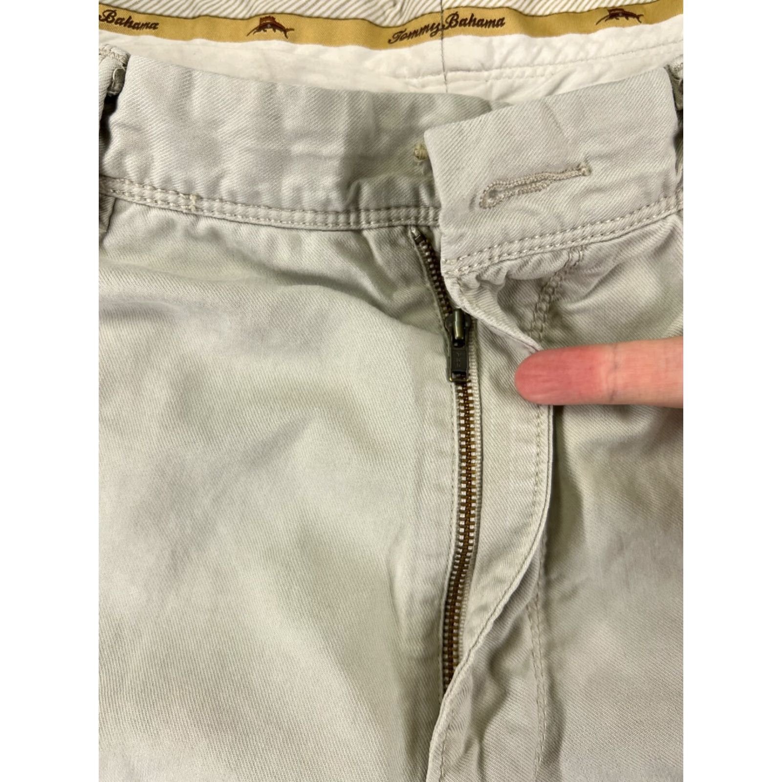Tommy Bahama VINTAGE Tommy Bahama Shorts Mens Chino Cargo Pocket 34 Beige Cotton Blend Flat Front 34x9 Beach Aloha Mens Size US 34 / EU 50 - 6 Thumbnail