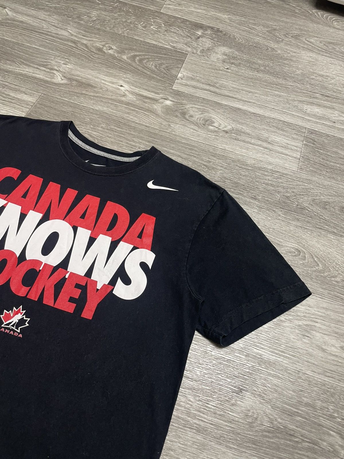 Nike Vintage Nike Canada Knows Hockey T-Shirt Size US L / EU 52-54 / 3 - 5 Thumbnail