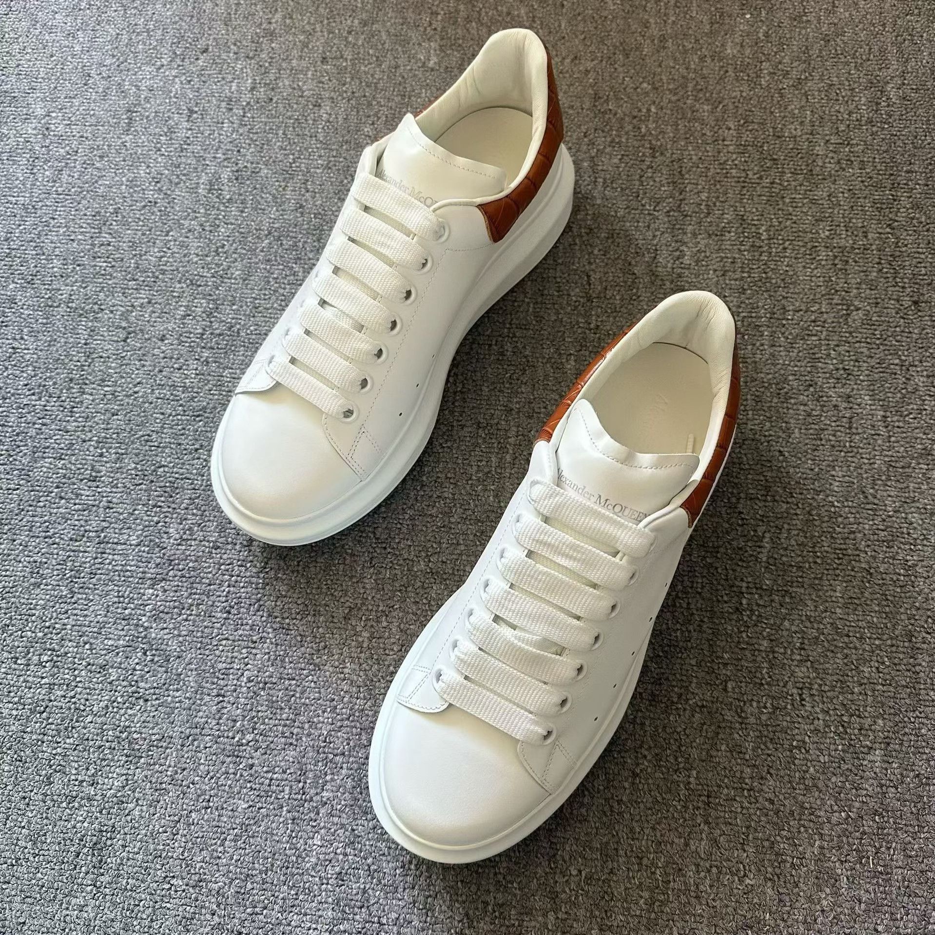 Alexander McQueen Alexander McQueen White Lowtop Sneakers 7 Men Size US 7 / EU 40 - 1 Thumbnail