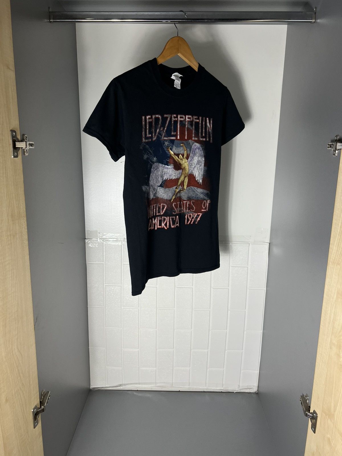 Band Tees VINTAGE LED ZEPPELIN WORLD TOUR ROCK T-SHIRT METAL Y2K 90s Size US S / EU 44-46 / 1 - 2 Thumbnail