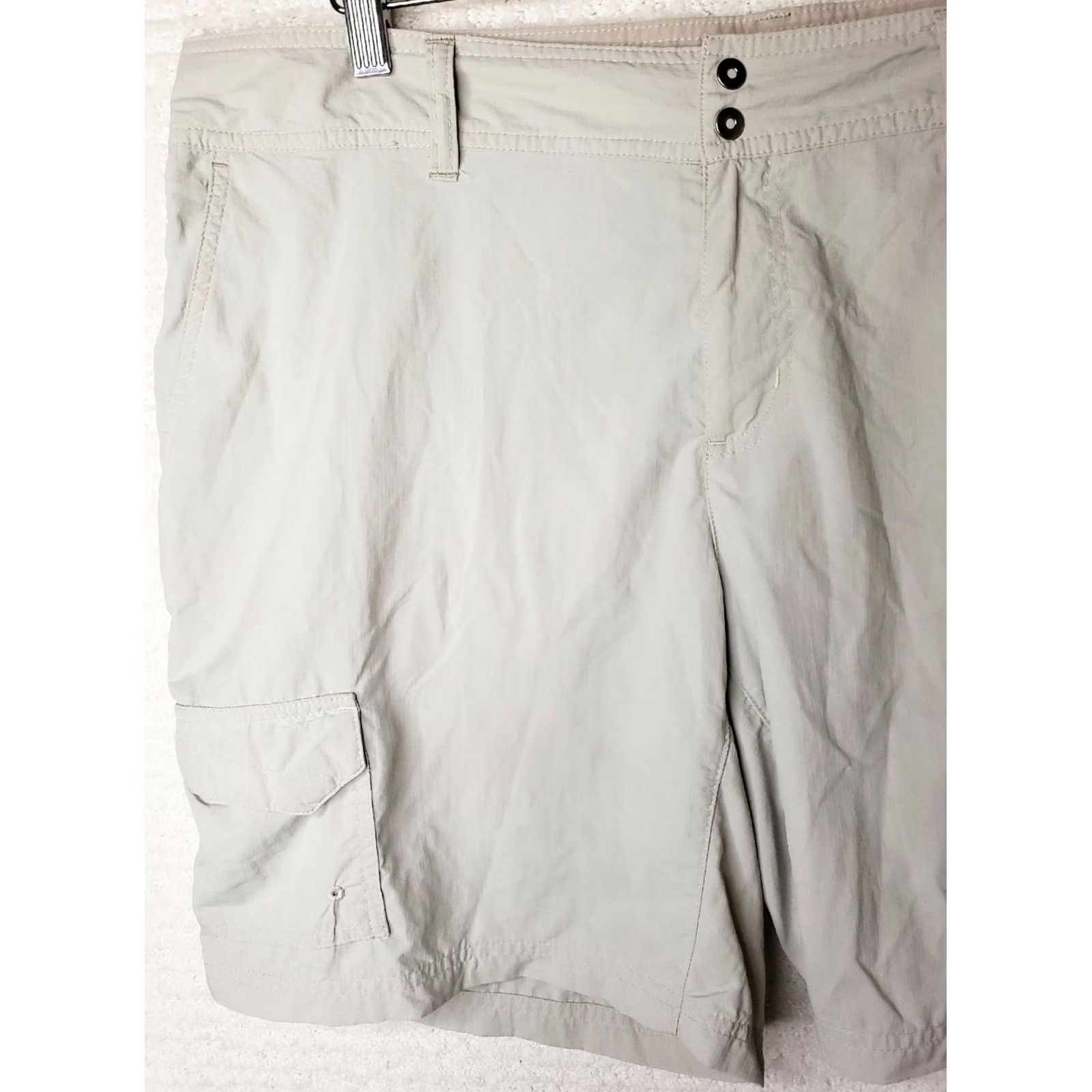 Vintage COLUMBIA Women's Size 16 Khaki Nylon 8" Inseam Cargo Shorts Omni-Shade Beige Size 38" / US 16 / IT 52 - 2 Thumbnail