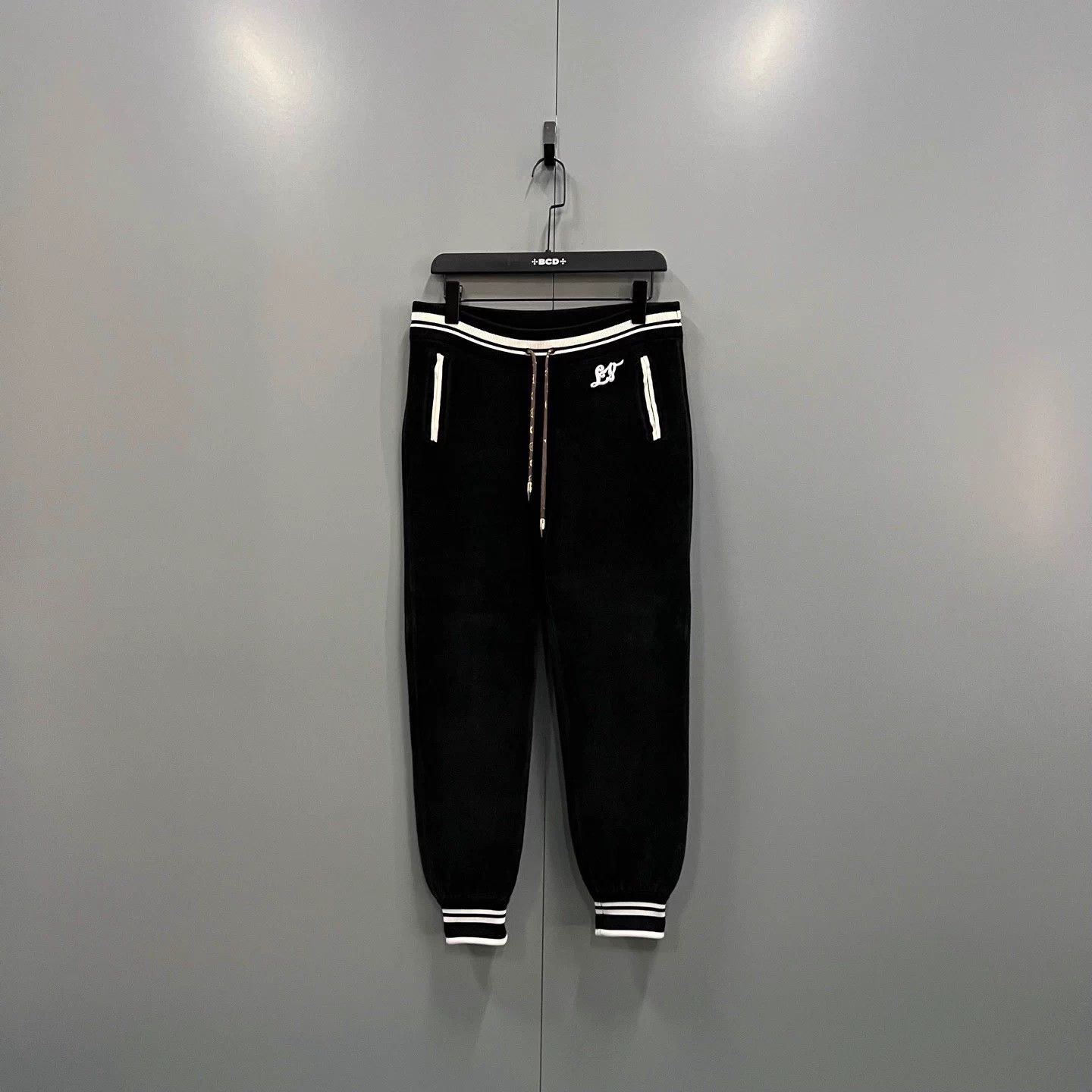 Louis Vuitton Louis Vuitton lv embroidered logo black sweatpants S 95new Size 27" / US 4 / IT 40 - 1 Thumbnail