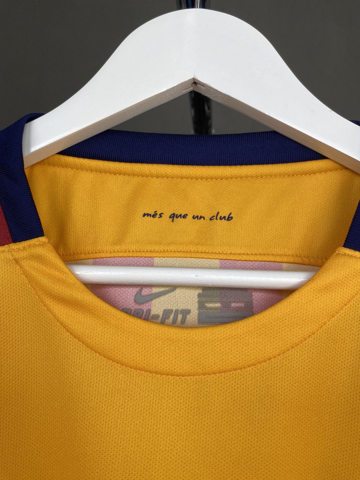 Nike NIKE BARCELONA 2015-16 AWAY FOOTBALL SHIRT Size US XL / EU 56 / 4 - 5 Thumbnail