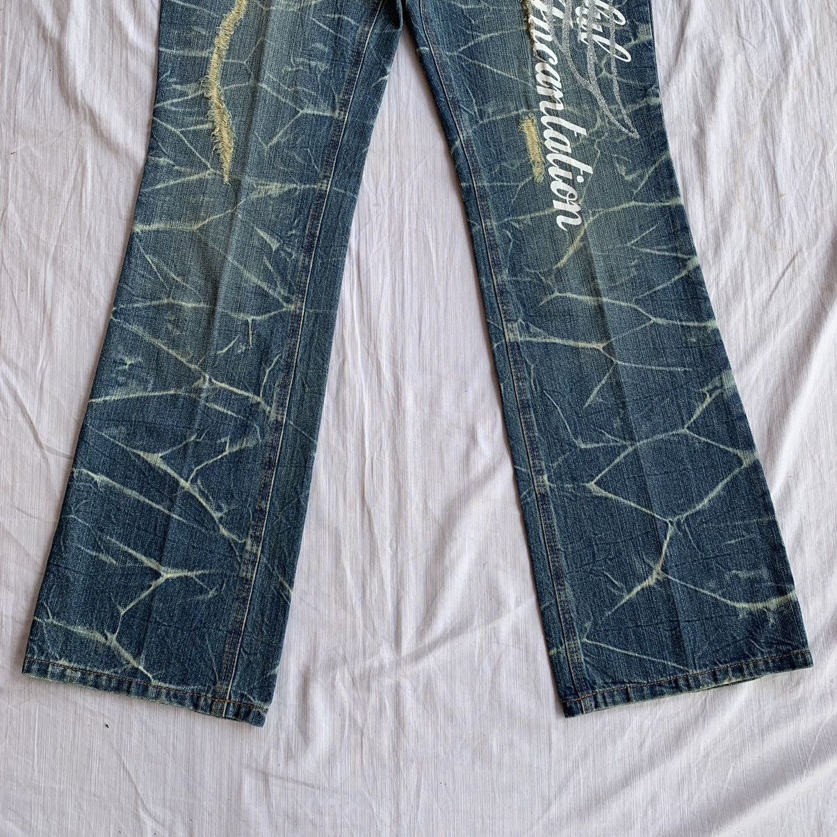 If Six Was Nine × Japanese Brand × Le Grande Bleu (L.G.B.) Nylaus distressed mud wash glitter print flared denim pants Size US 31 - 6 Thumbnail