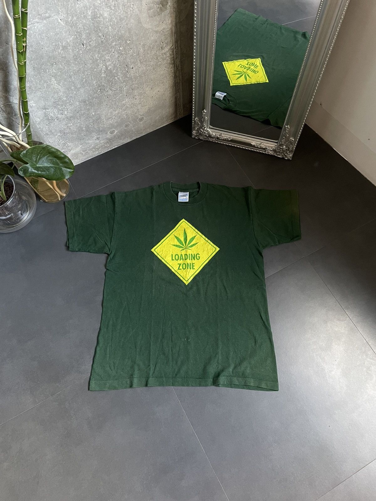 Vintage Vintage 90s Marijuana Loading Zone Humor Y2k Tee 4:20 Size US L / EU 52-54 / 3 - 1 Thumbnail