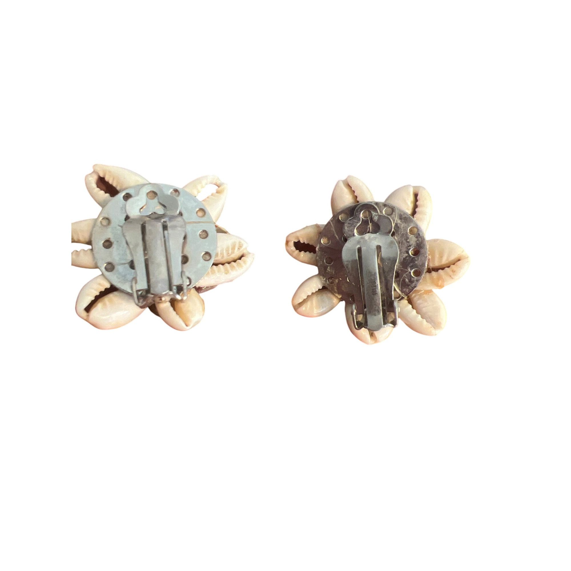 Other Vintage Cowrie Shell Cluster Clip On Earrings Estate Vacatio Size ONE SIZE - 4 Thumbnail
