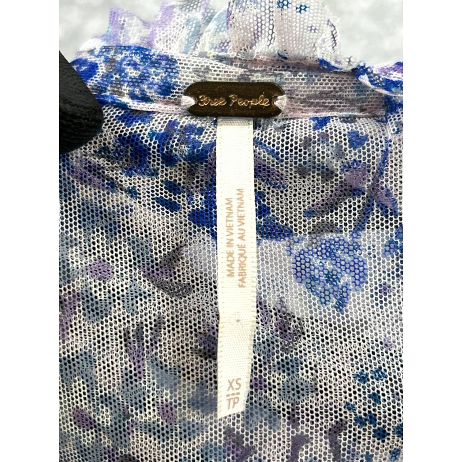 Free People Free People Shirt XS Womens Blue Floral Blouse V-Neck Cropped Bohemian Casual Lightweight Relaxed Linen Rayon Blouse - N/A Size XS / US 0-2 / IT 36-38 - 3 Thumbnail