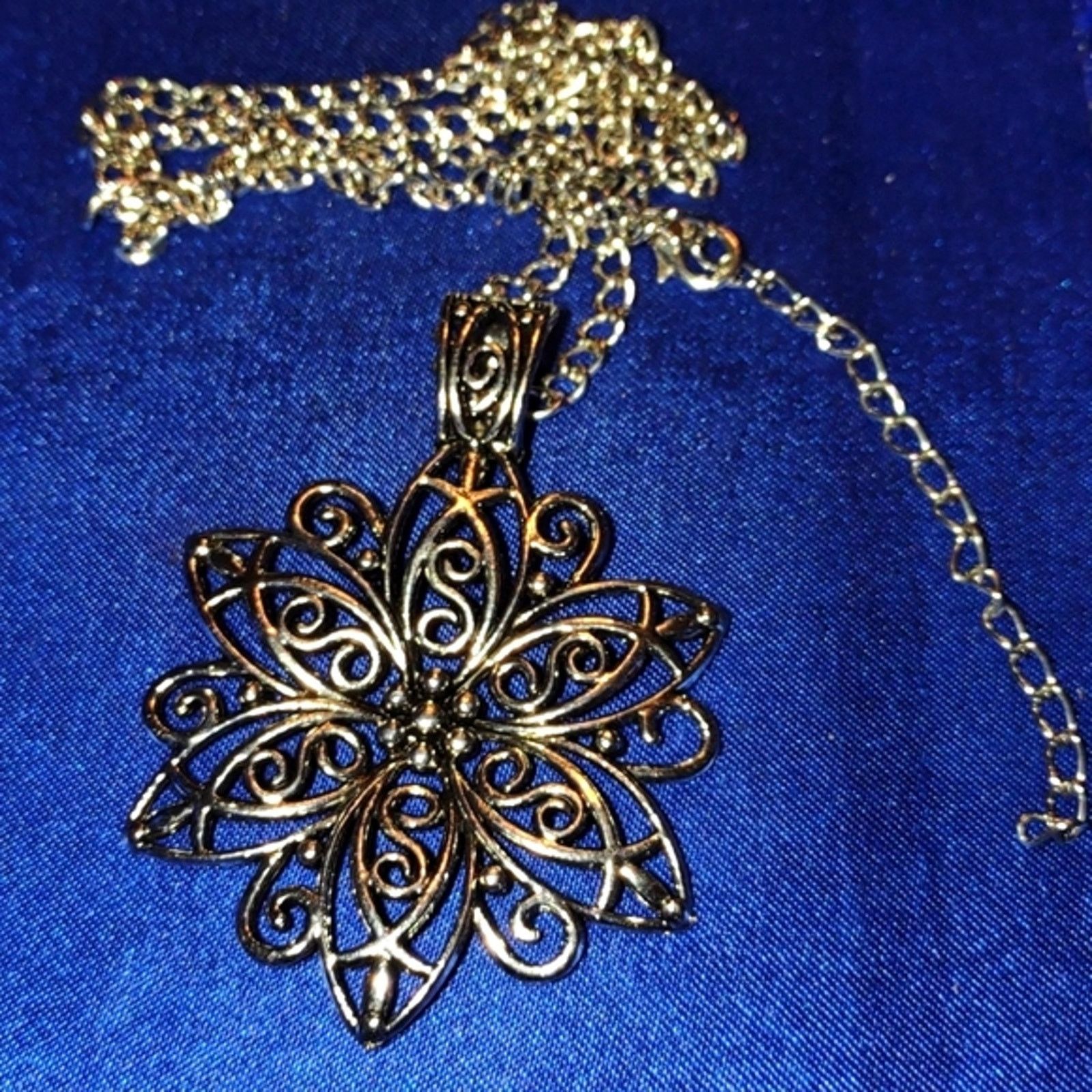 Vintage Beautiful vintage floral silvertone necklace Size ONE SIZE - 1 Thumbnail