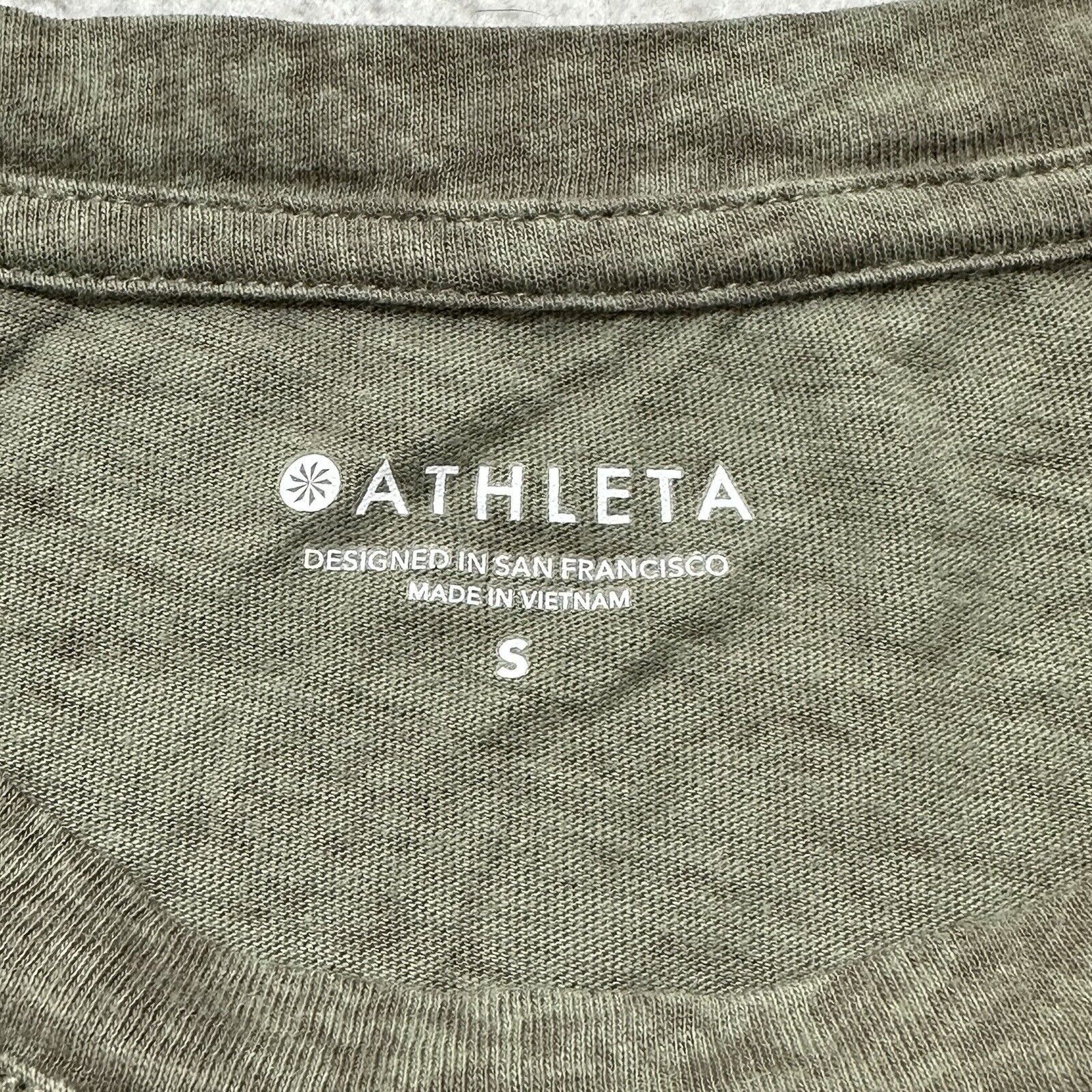 Athleta Athleta Small Green Crewneck Pullover T Shirt Snakeskin Size S / US 4 / IT 40 - 3 Thumbnail